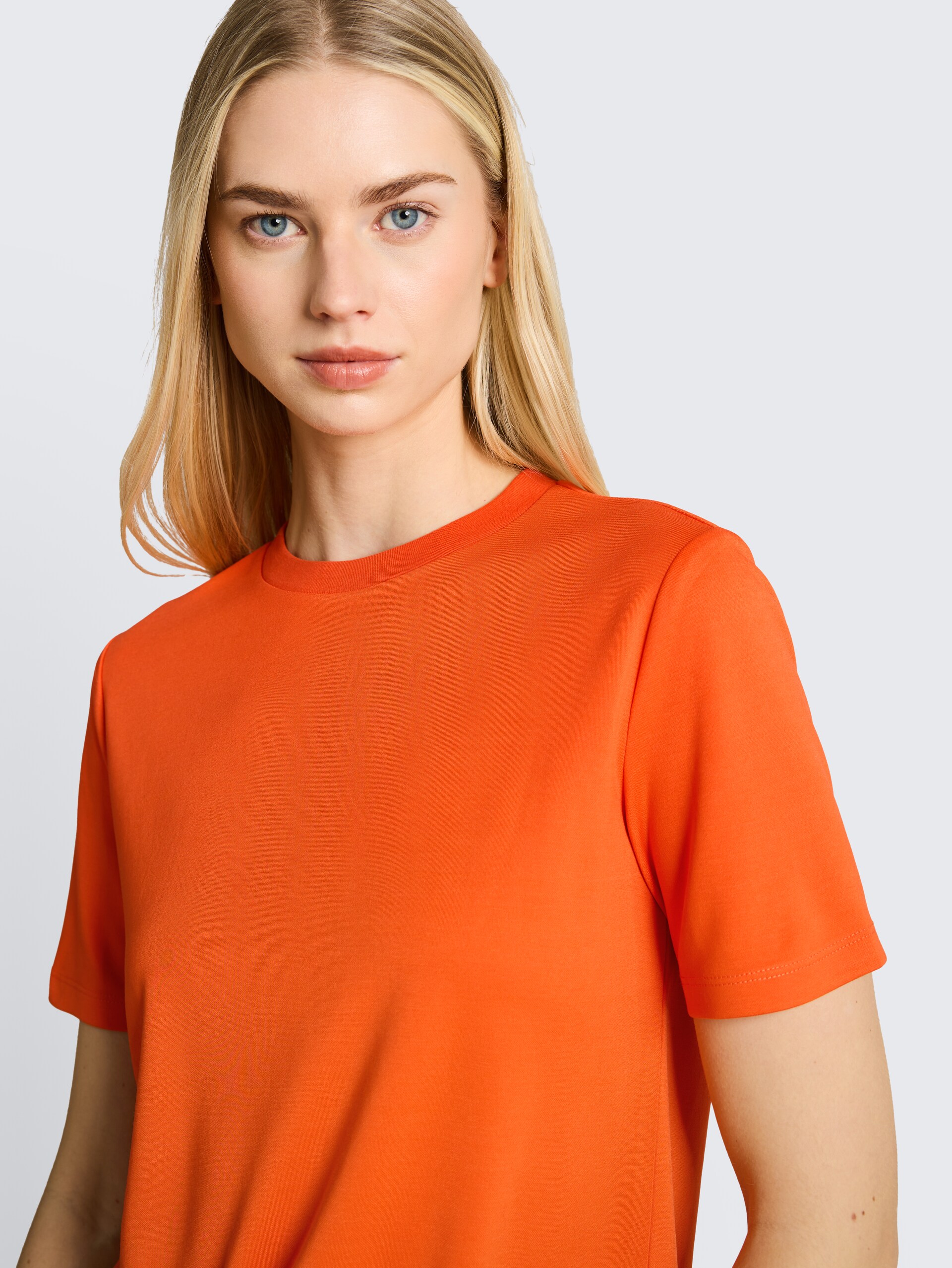 T-shirt met losse pasvorm - Fiery Orange - Detailaanzicht model