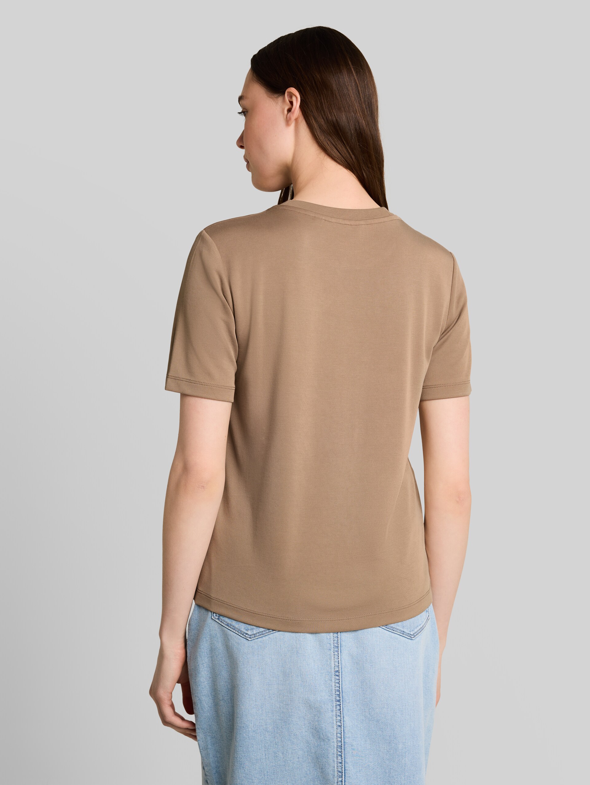 T-shirt met losse pasvorm - Mink Beige - Neklijn model-achteraanzicht