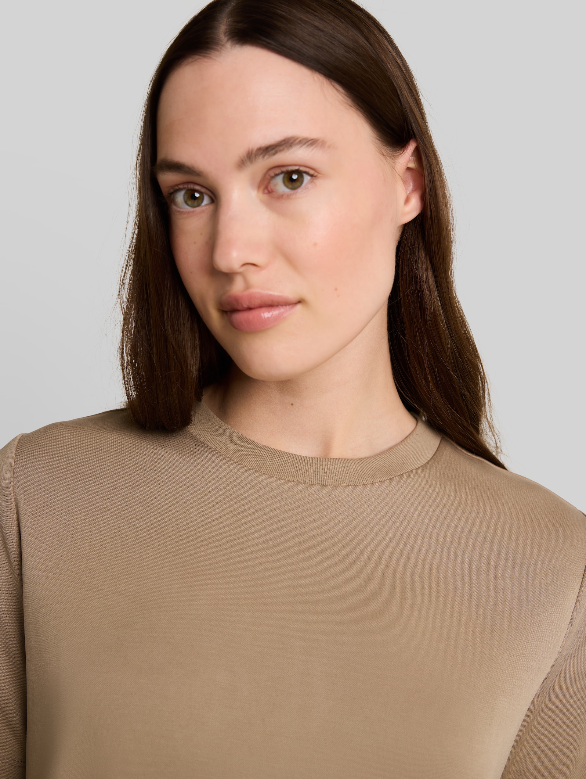 T-shirt met losse pasvorm - Mink Beige - Detailaanzicht model