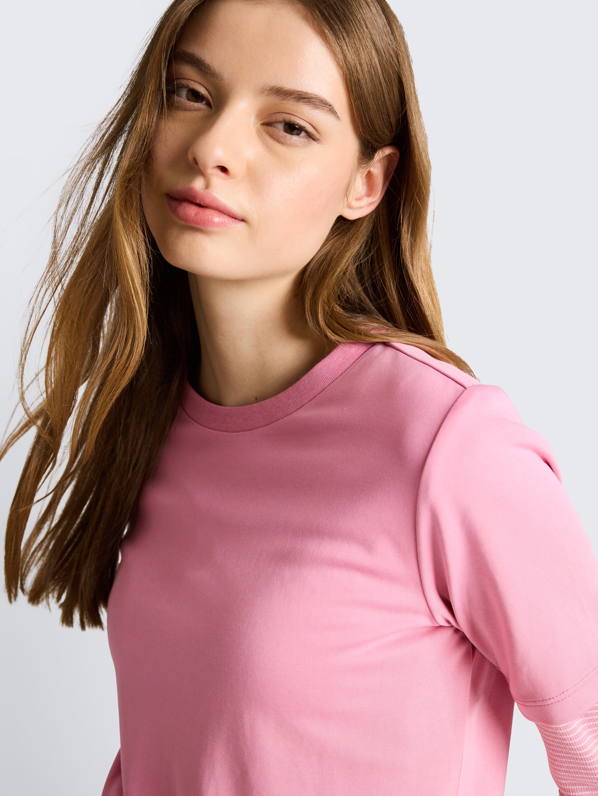 T-shirt met losse pasvorm - Soft Blush Rose - Detailaanzicht model