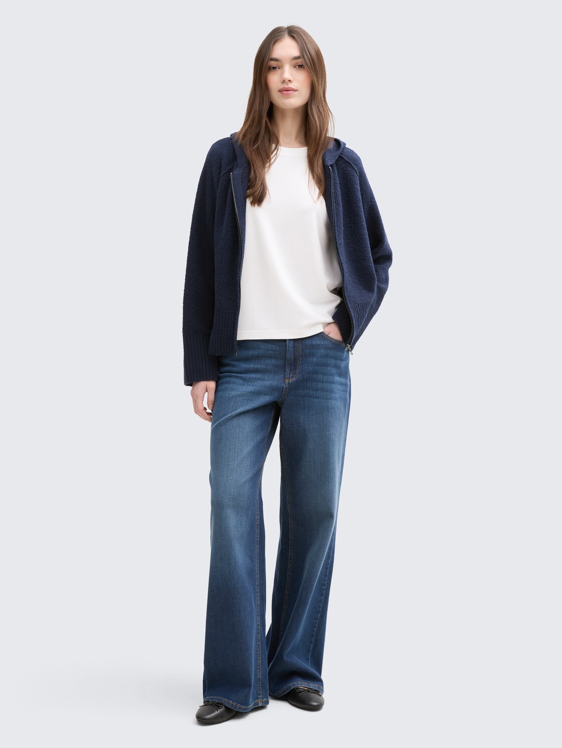 Loose Fit T-Shirt - White - Model-Vorderansicht