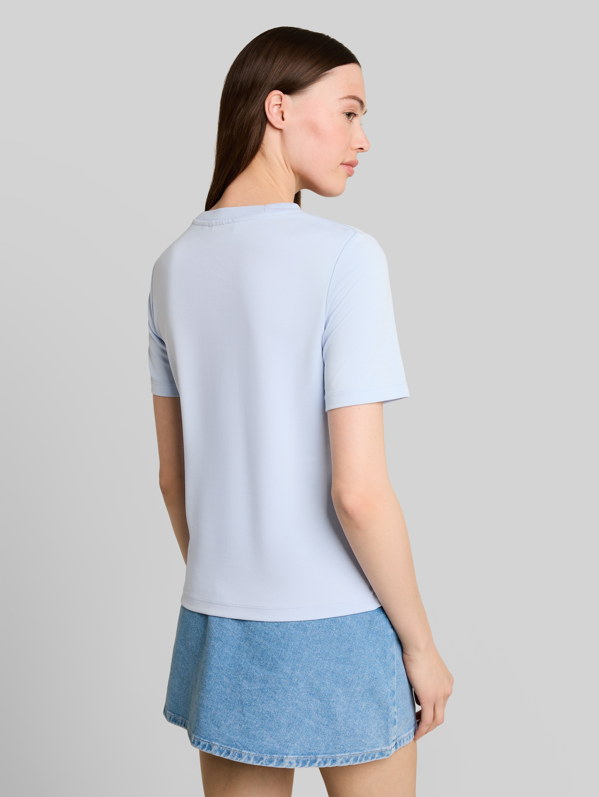 Loose Fit T-Shirt - mountain sky blue - Auschnitt Model-Rückansicht