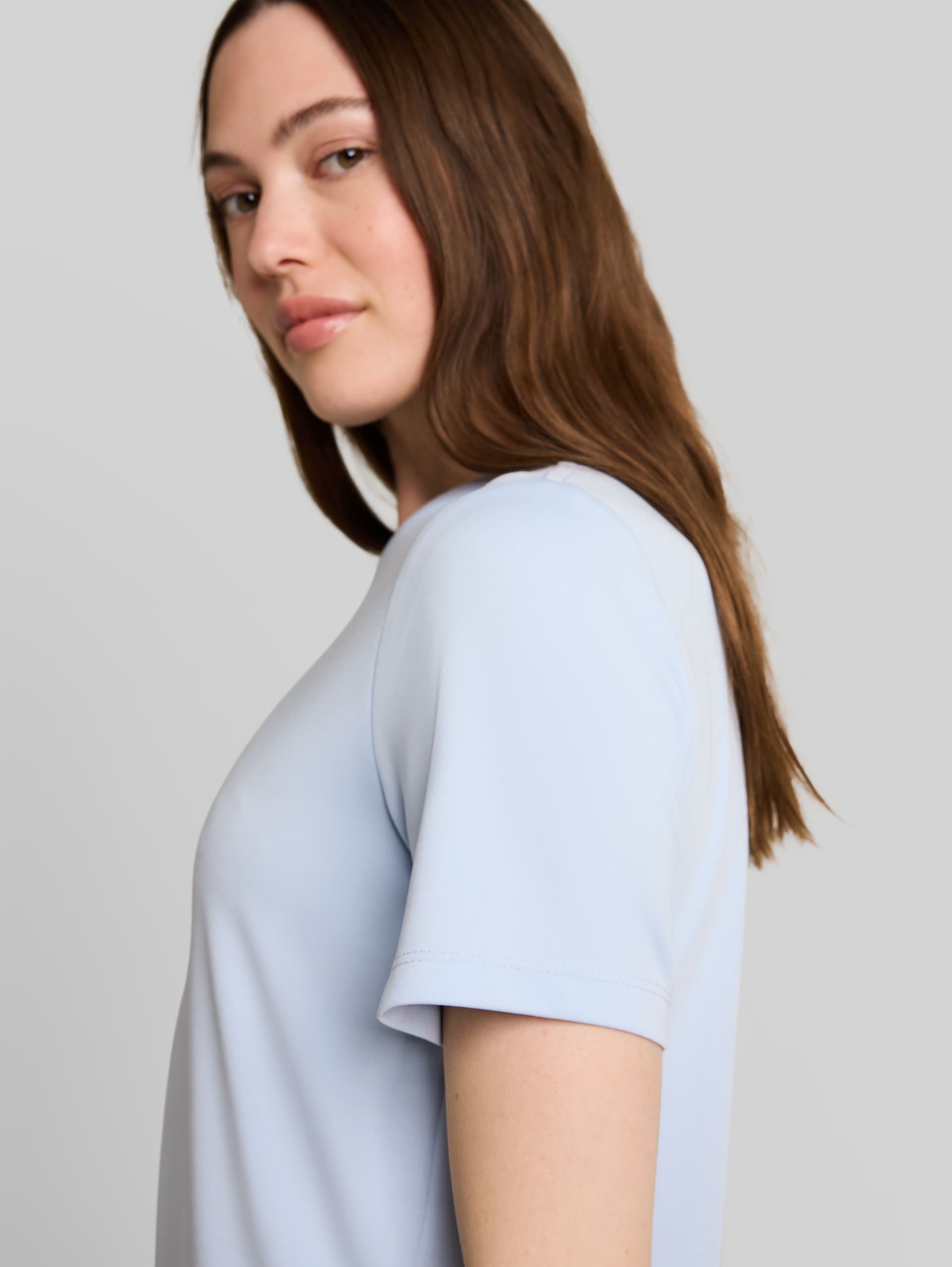 Loose Fit T-Shirt - mountain sky blue - Detail-Model-Ansicht
