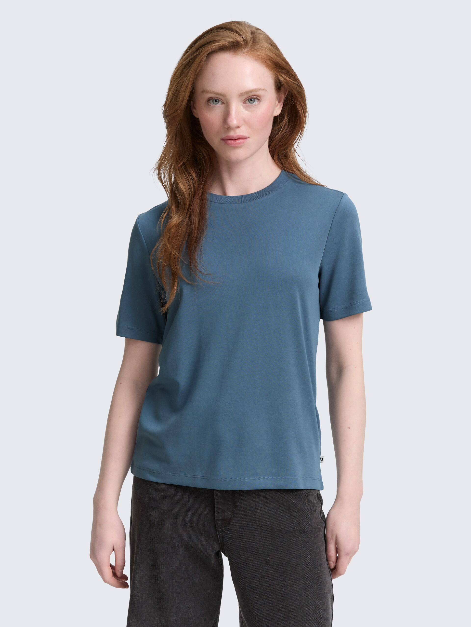 Loose Fit T-Shirt - dusty denim blue - Ausschnitt Model-Vorderansicht
