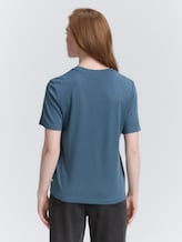 Los T-shirt - dusty denim blue - Neklijn model-achteraanzicht