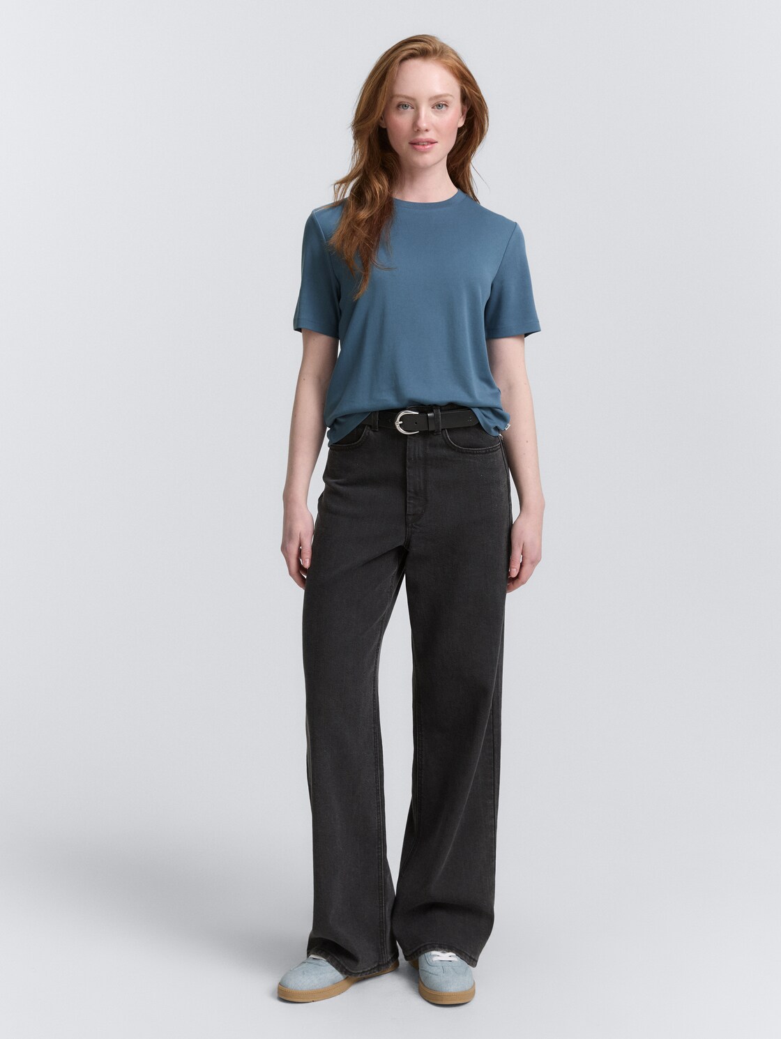 Loose Fit T-Shirt - dusty denim blue - Model-Vorderansicht