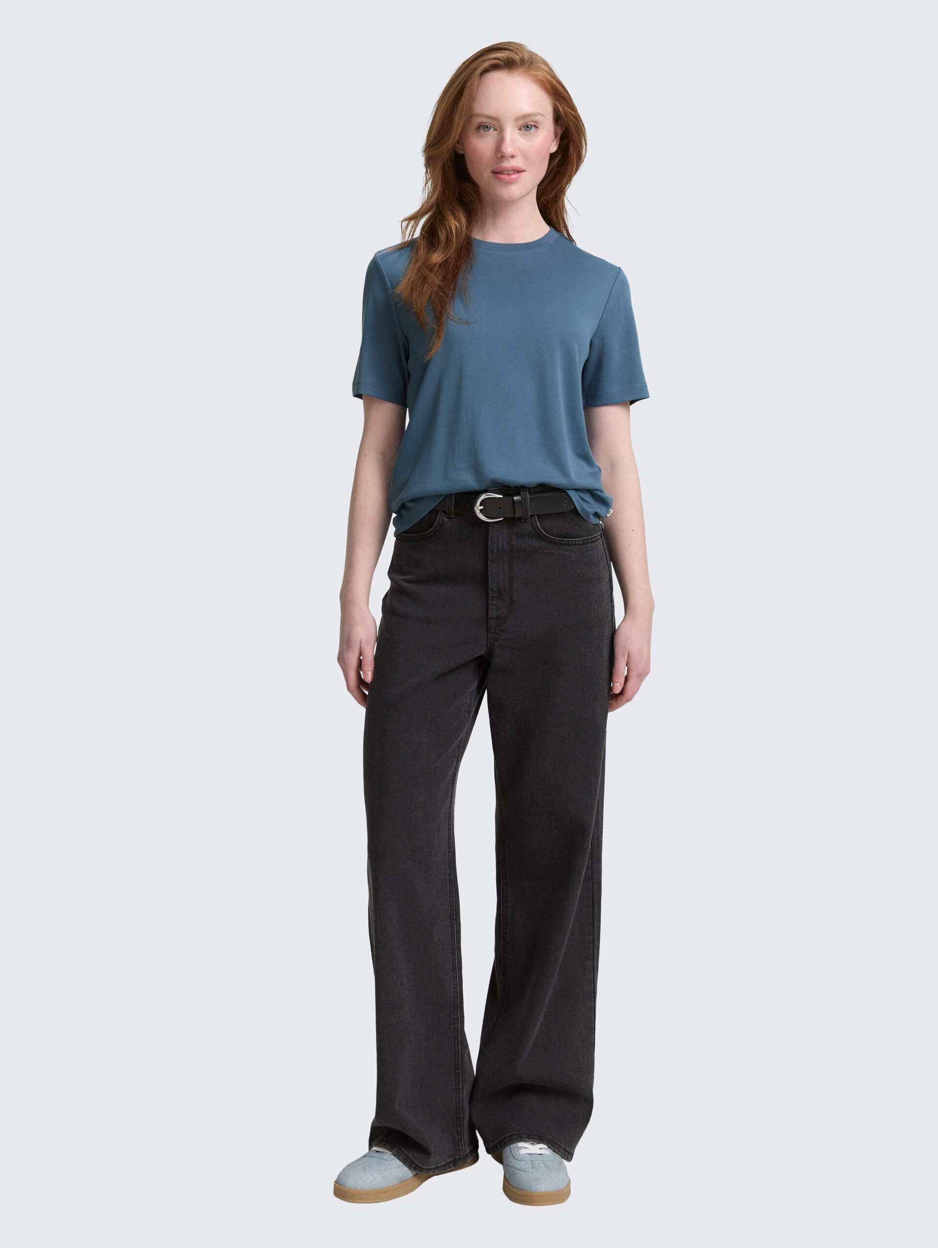 Loose Fit T-Shirt - dusty denim blue - Model-Vorderansicht