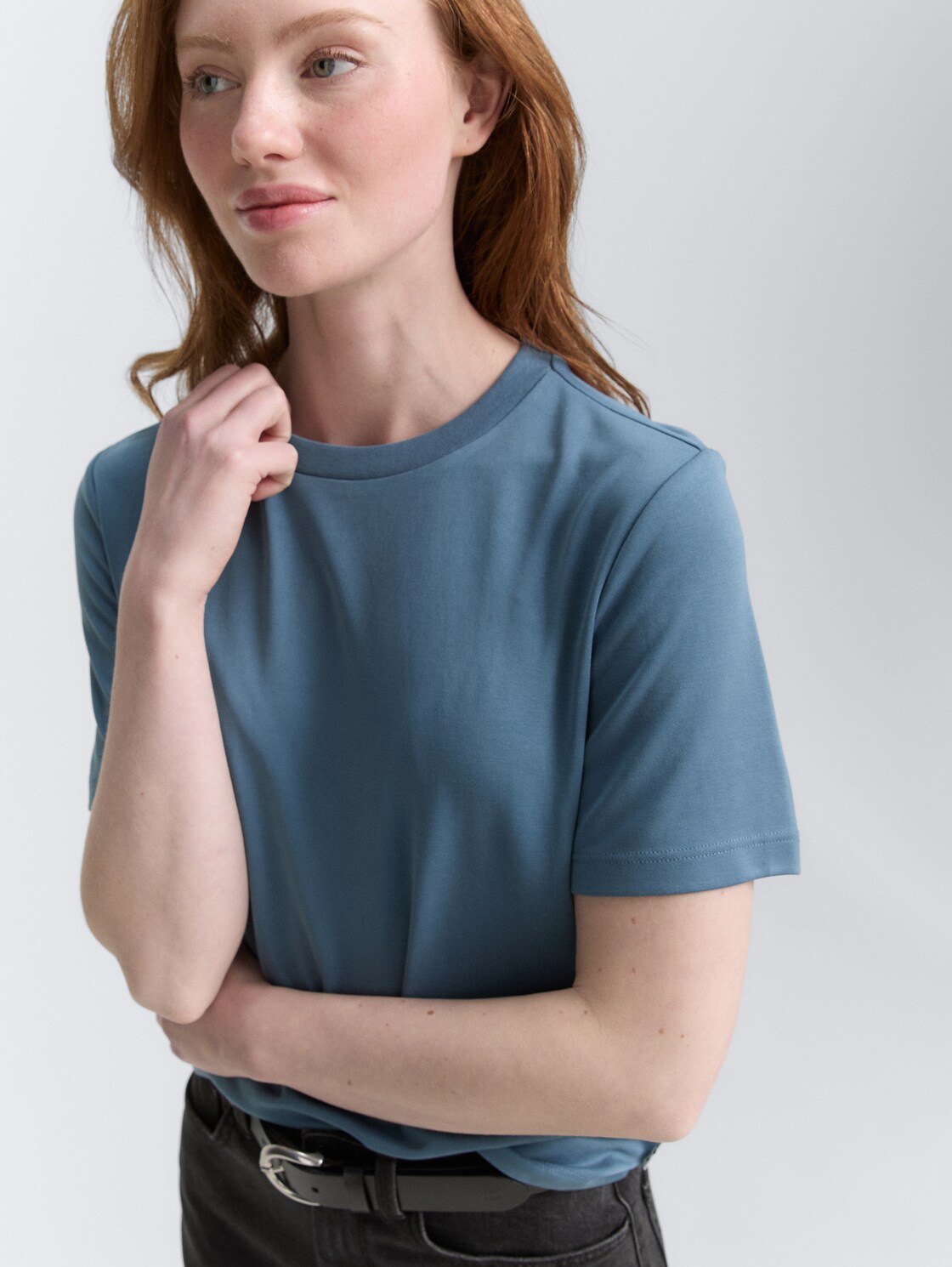 Loose Fit T-Shirt - dusty denim blue - Detail-Model-Ansicht