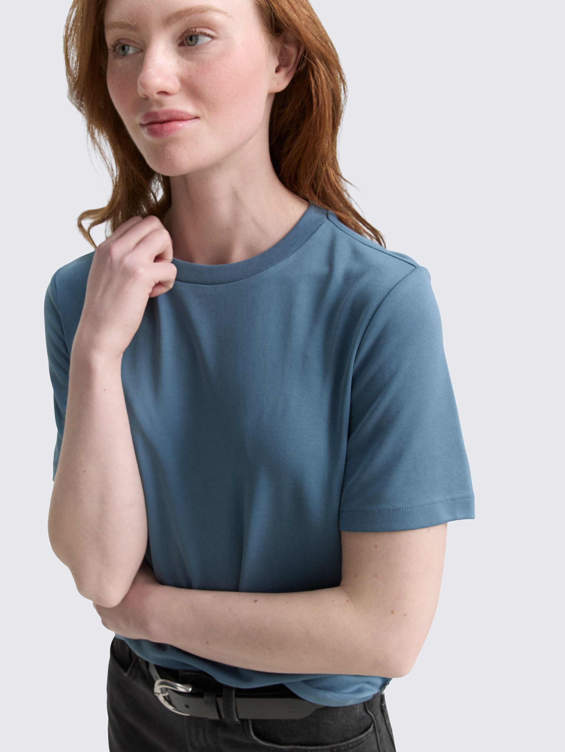 Loose Fit T-Shirt - dusty denim blue - Detail-Model-Ansicht