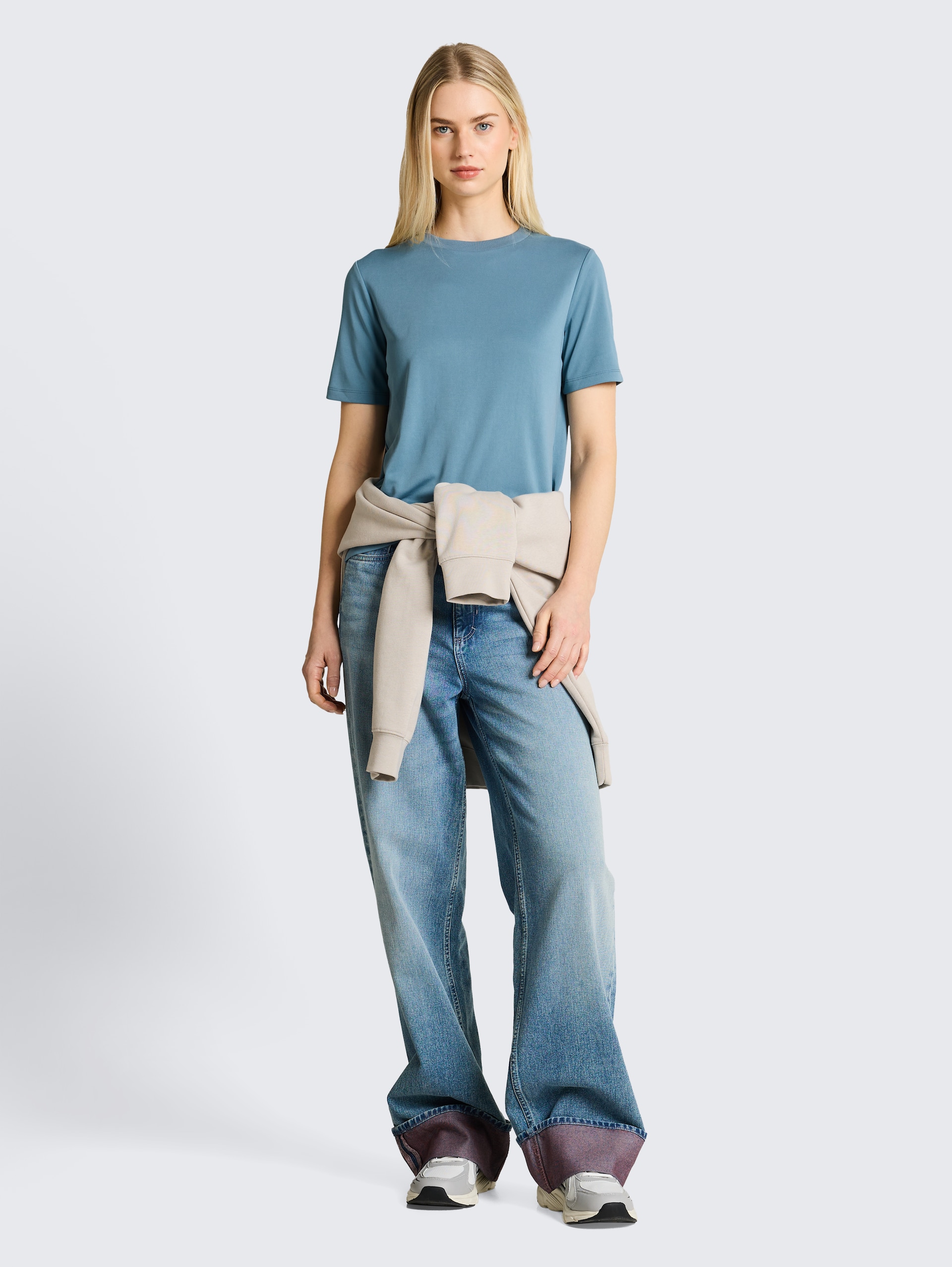T-shirt met losse pasvorm - spring lake blue - Model vooraanzicht