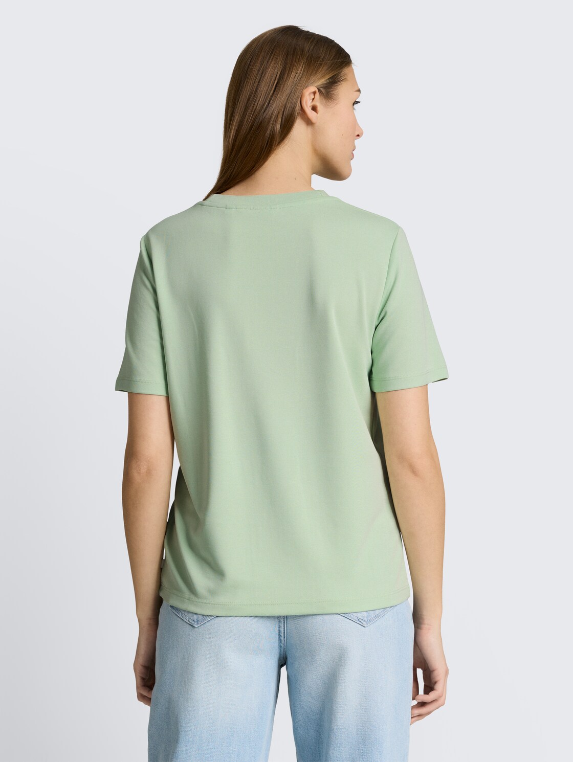 Loose Fit T-Shirt - light matcha green - Auschnitt Model-Rückansicht