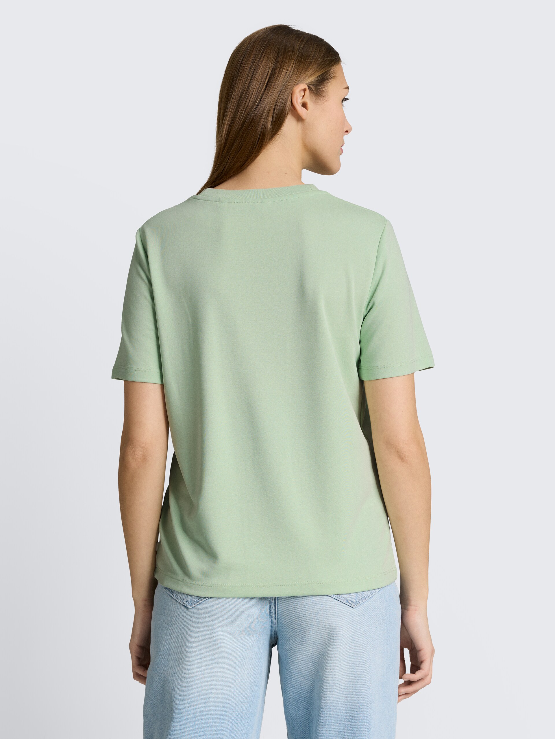 T-shirt met losse pasvorm - light matcha green - Neklijn model-achteraanzicht