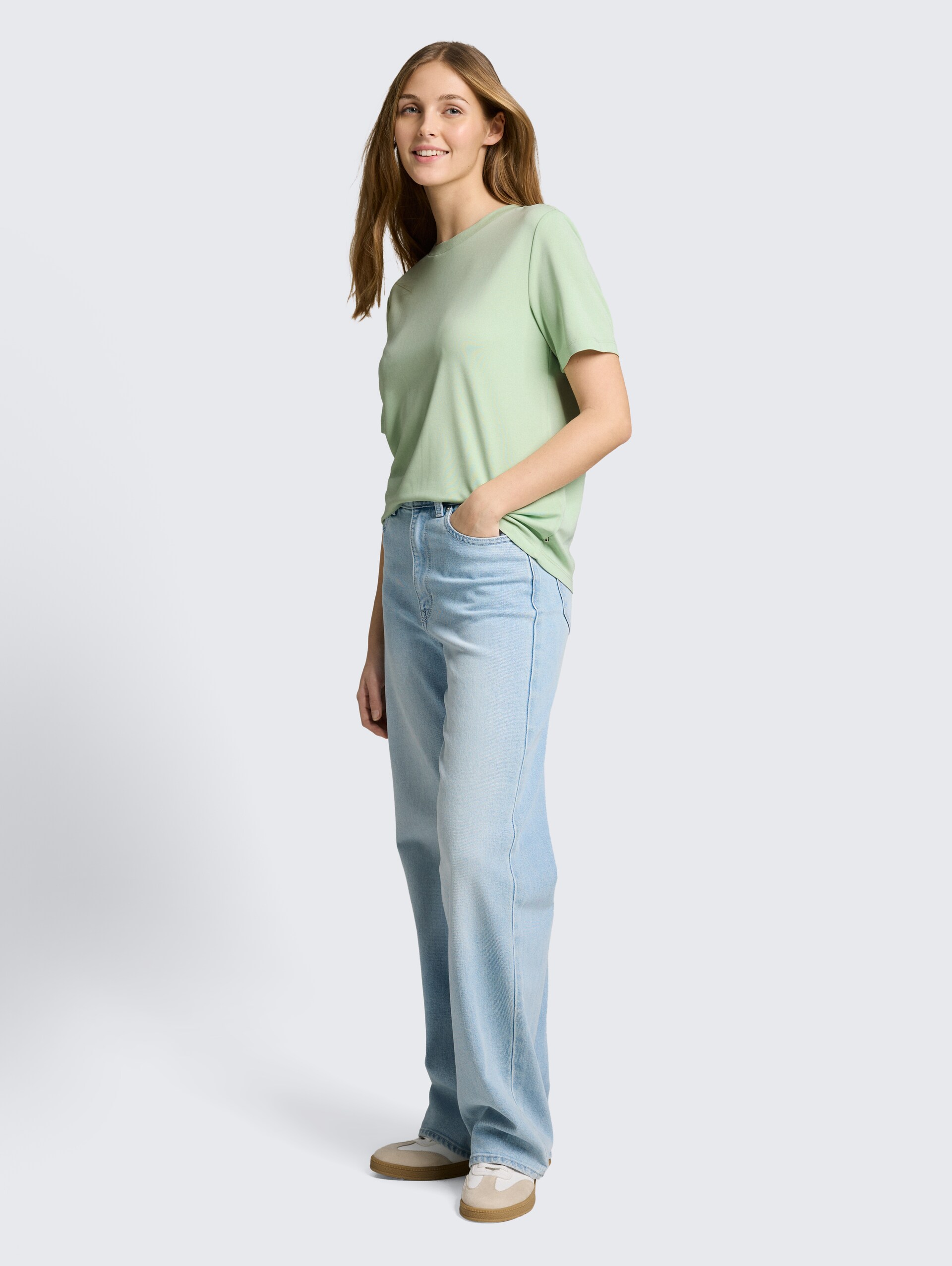 T-shirt met losse pasvorm - light matcha green - Model vooraanzicht