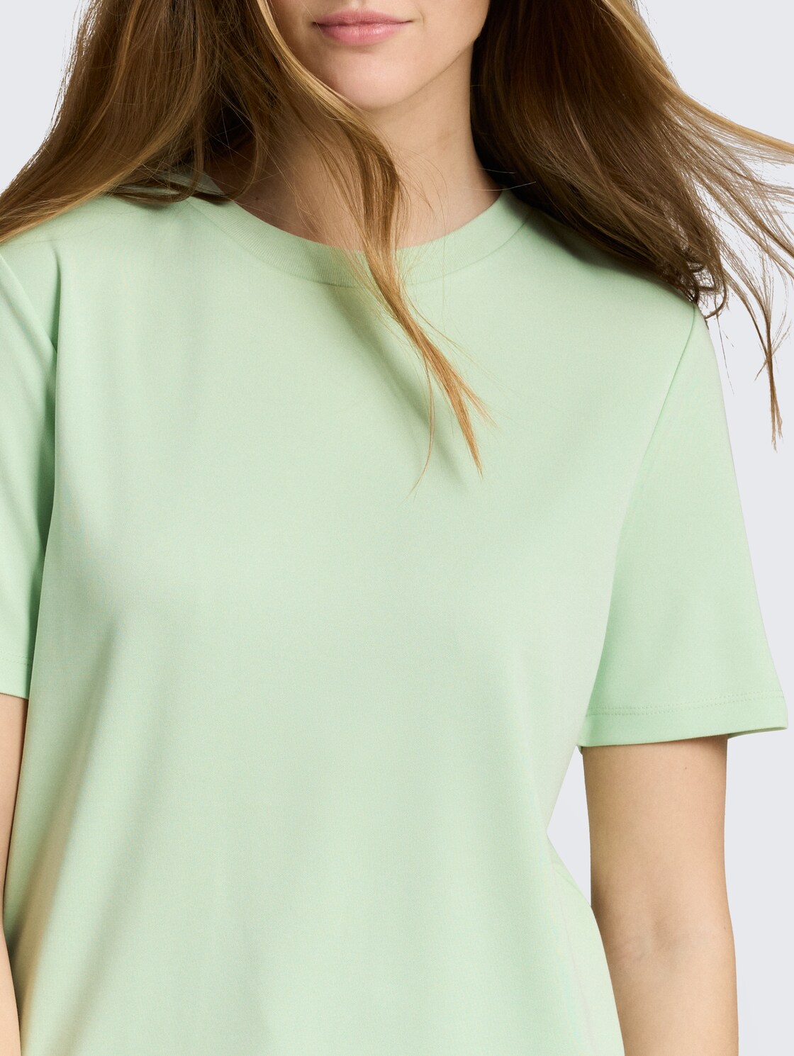 Loose Fit T-Shirt - light matcha green - Detail-Model-Ansicht