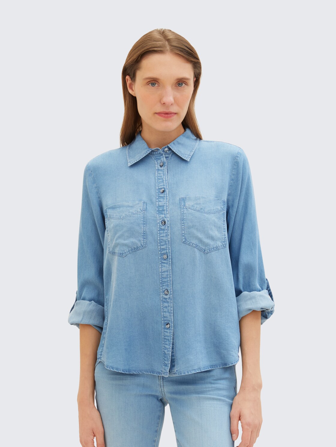 Bluse mit TENCEL™ Lyocell - Clean Mid Stone Blue Denim - Ausschnitt Model-Vorderansicht