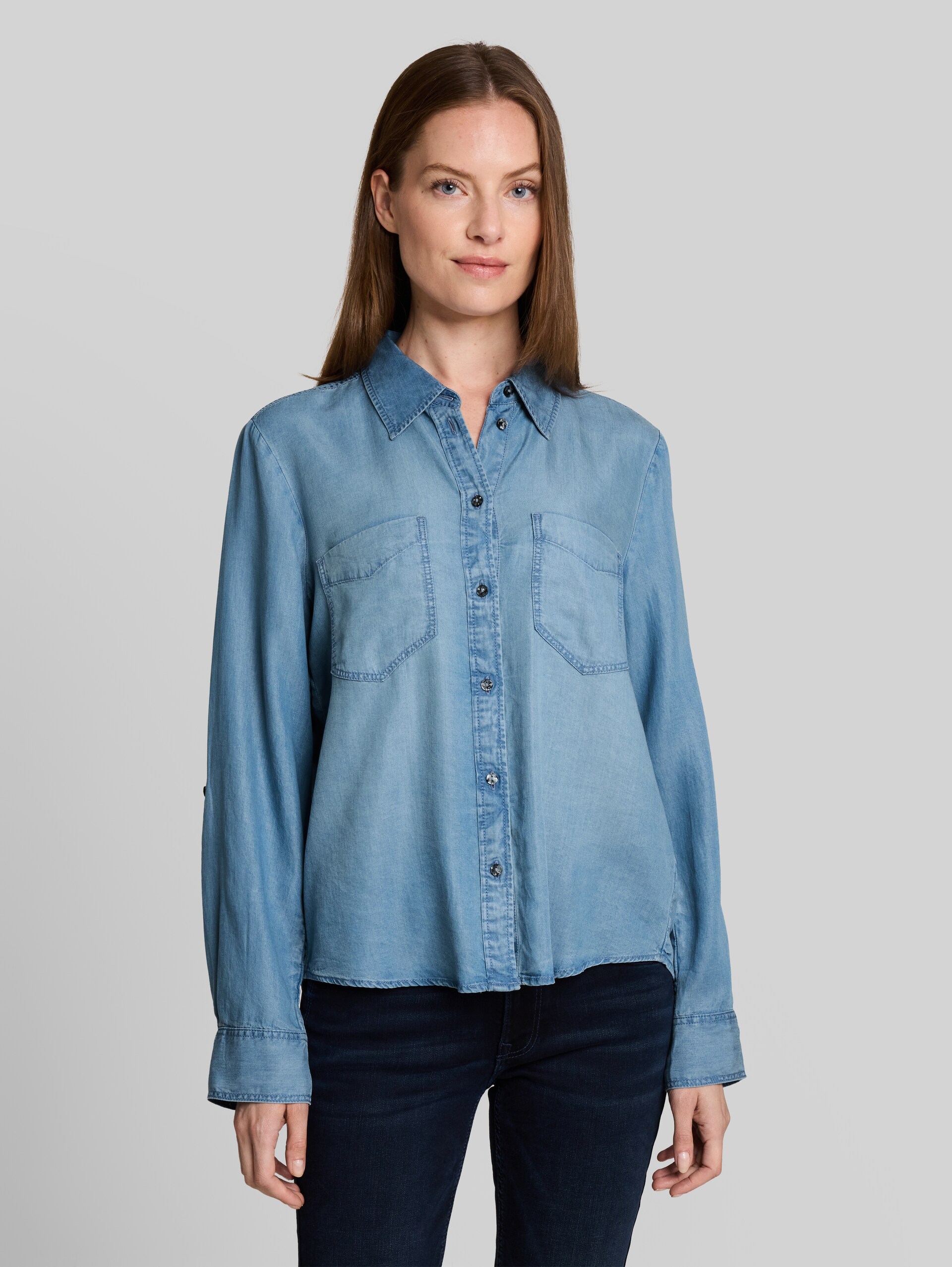 Bluse mit TENCEL™ Lyocell - Clean Mid Stone Blue Denim - Ausschnitt Model-Vorderansicht