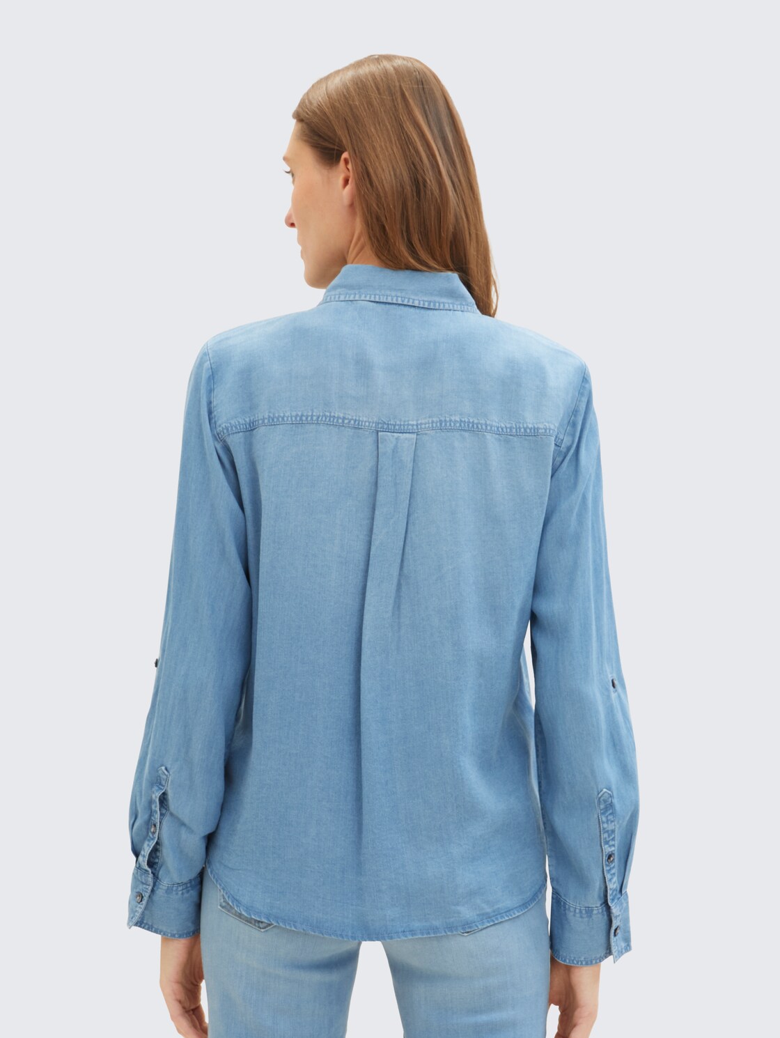 Bluse mit TENCEL™ Lyocell - Clean Mid Stone Blue Denim - Auschnitt Model-Rückansicht