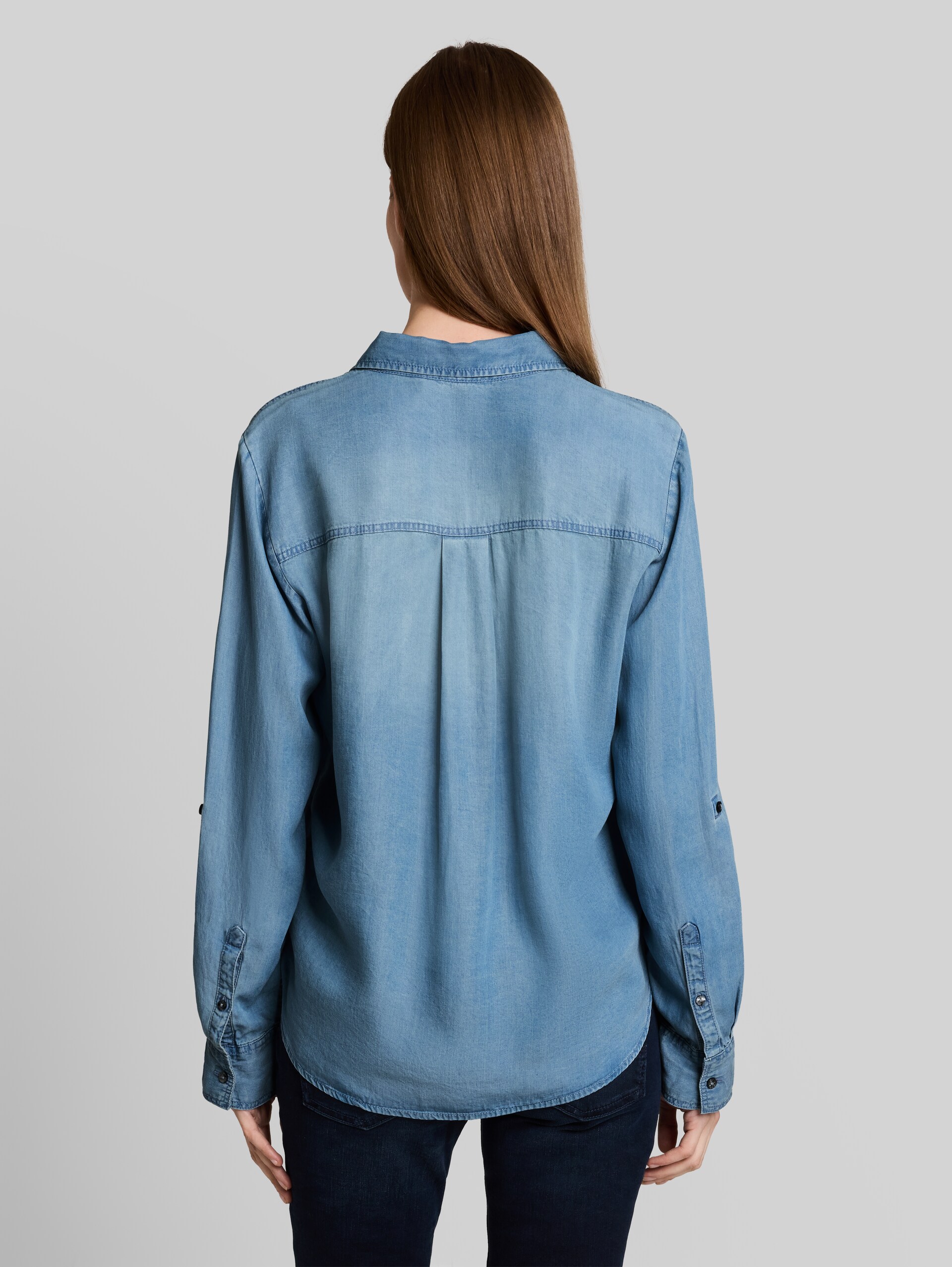 Bluse mit TENCEL™ Lyocell - Clean Mid Stone Blue Denim - Auschnitt Model-Rückansicht