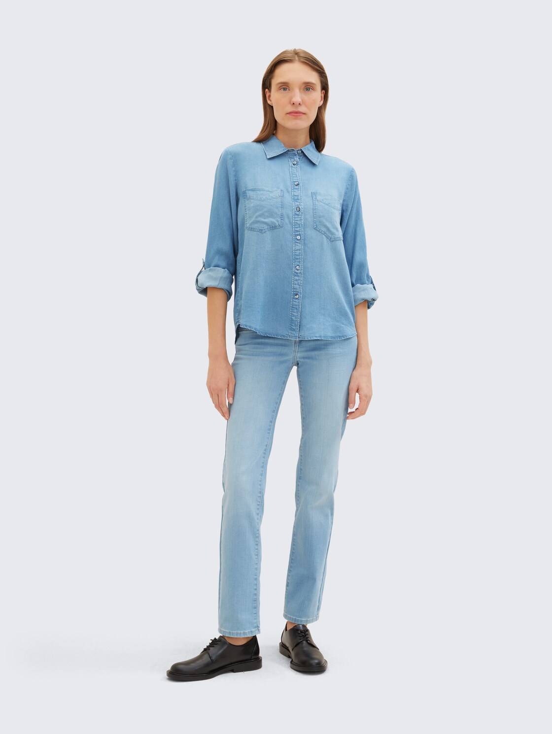 Bluse mit TENCEL™ Lyocell - Clean Mid Stone Blue Denim - Model-Vorderansicht