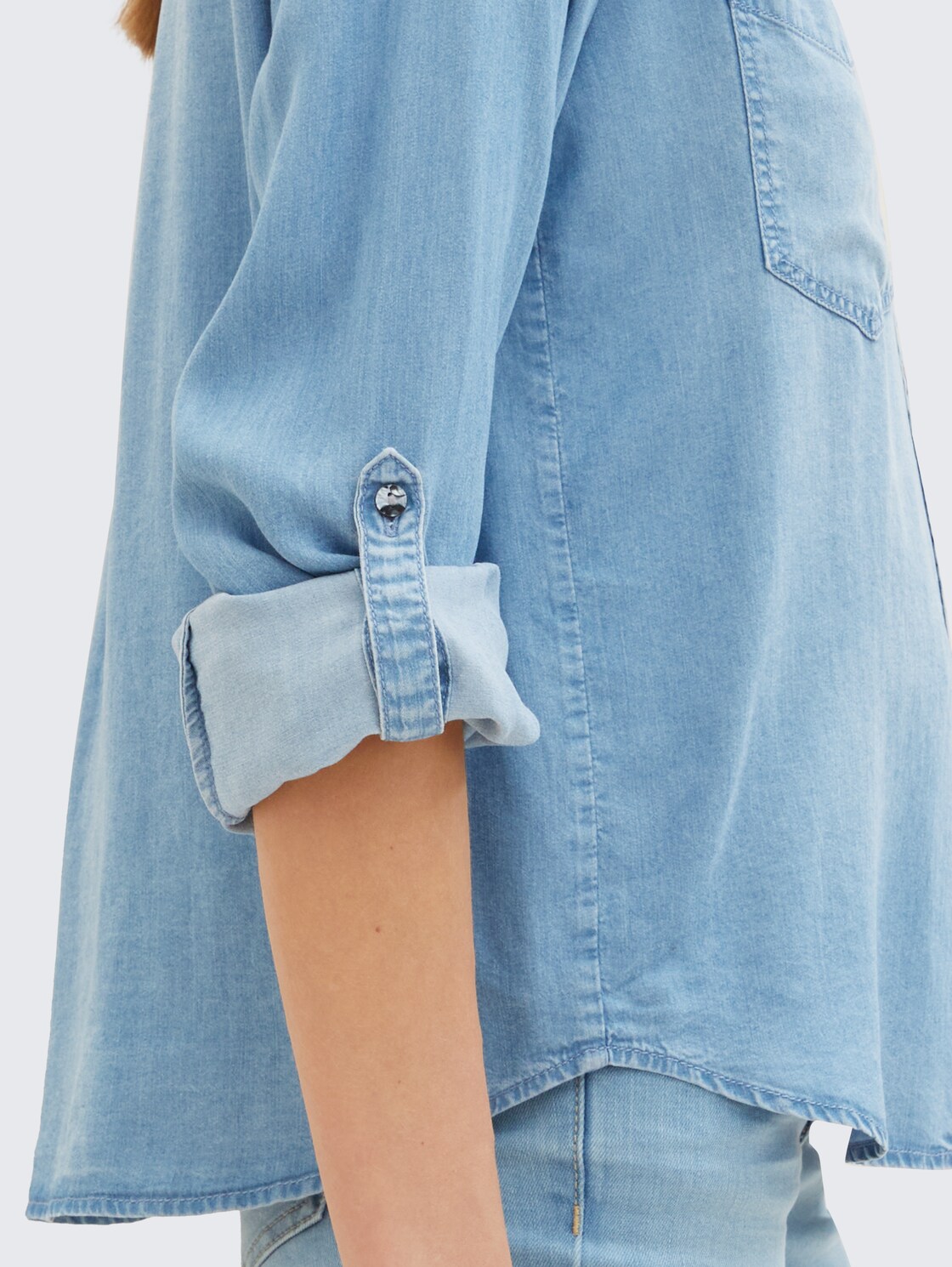 Bluse mit TENCEL™ Lyocell - Clean Mid Stone Blue Denim - Detail-Model-Ansicht