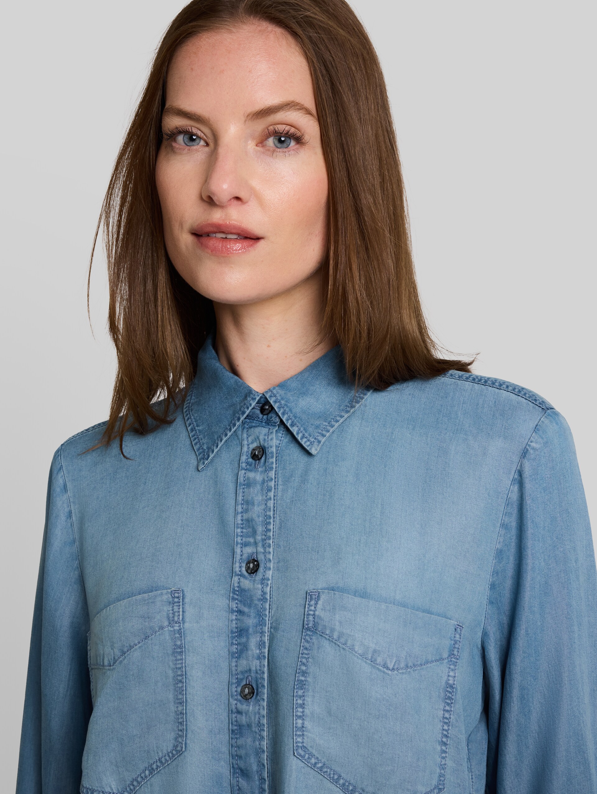 Bluse mit TENCEL™ Lyocell - Clean Mid Stone Blue Denim - Detail-Model-Ansicht