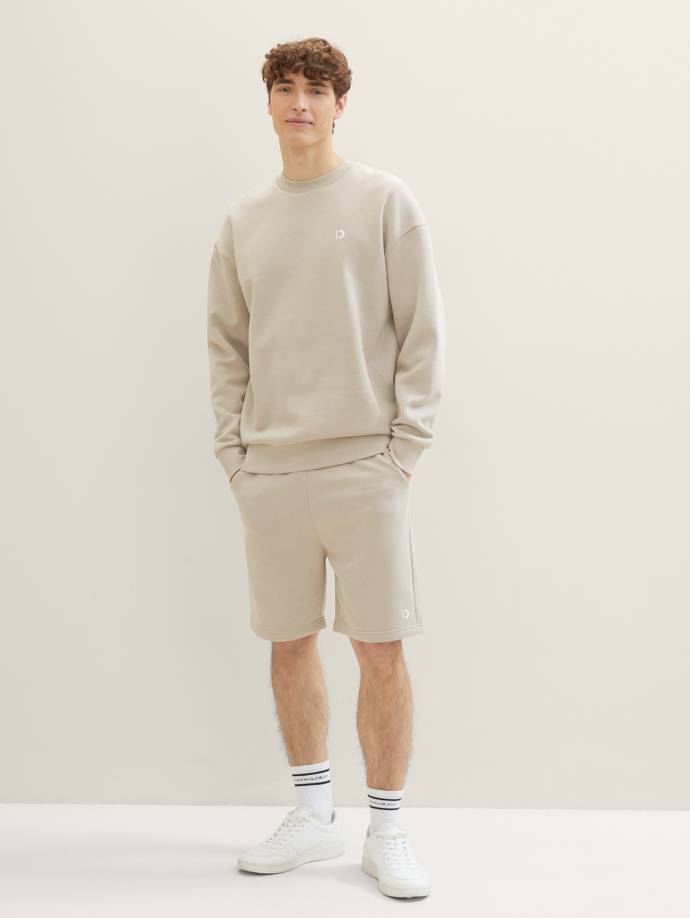 Relaxed Sweatshirt - light dove grey - Model-Vorderansicht