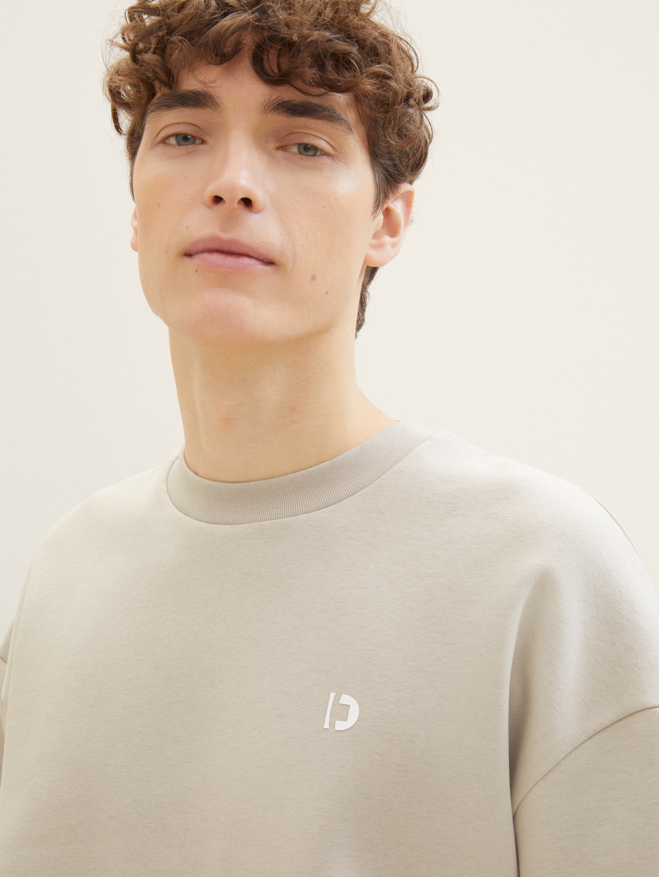 Relaxed Sweatshirt - light dove grey - Detail-Model-Ansicht