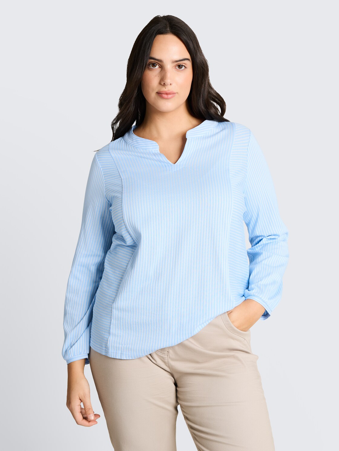 Plus Size - Blusenshirt mit Streifenmuster - blue white thin stripe - Ausschnitt Model-Vorderansicht