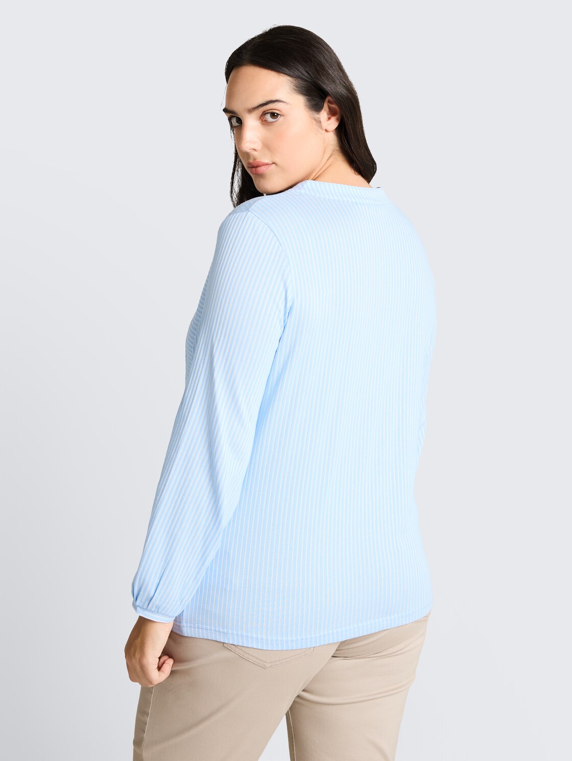 Plus Size - Blusenshirt mit Streifenmuster - blue white thin stripe - Auschnitt Model-Rückansicht