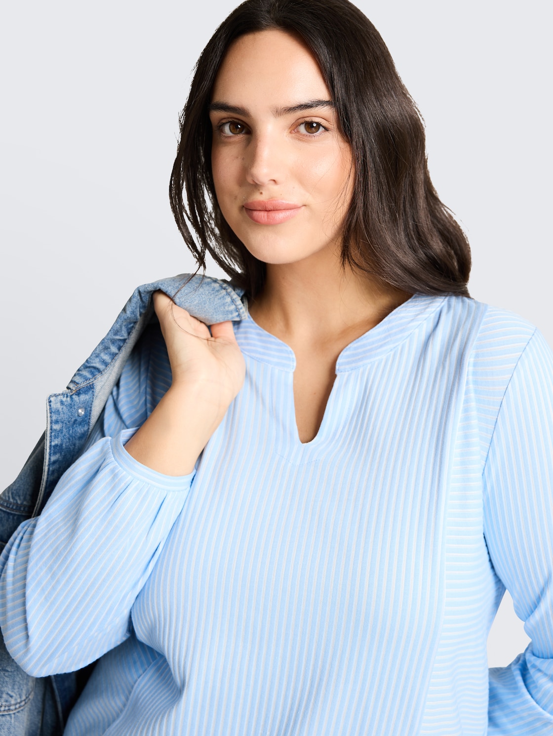 Plus Size - Blusenshirt mit Streifenmuster - blue white thin stripe - Detail-Model-Ansicht