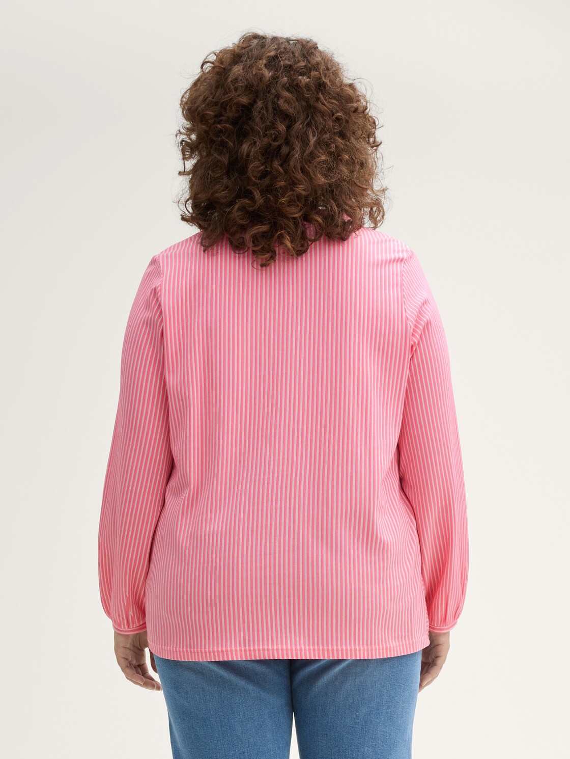 Plus Size - Blusenshirt mit Streifenmuster - bright rose white thin stripe - Auschnitt Model-Rückansicht