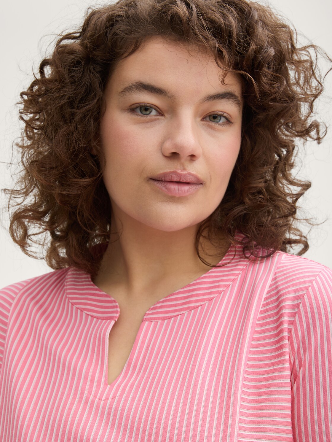 Plus Size - Blusenshirt mit Streifenmuster - bright rose white thin stripe - Detail-Model-Ansicht