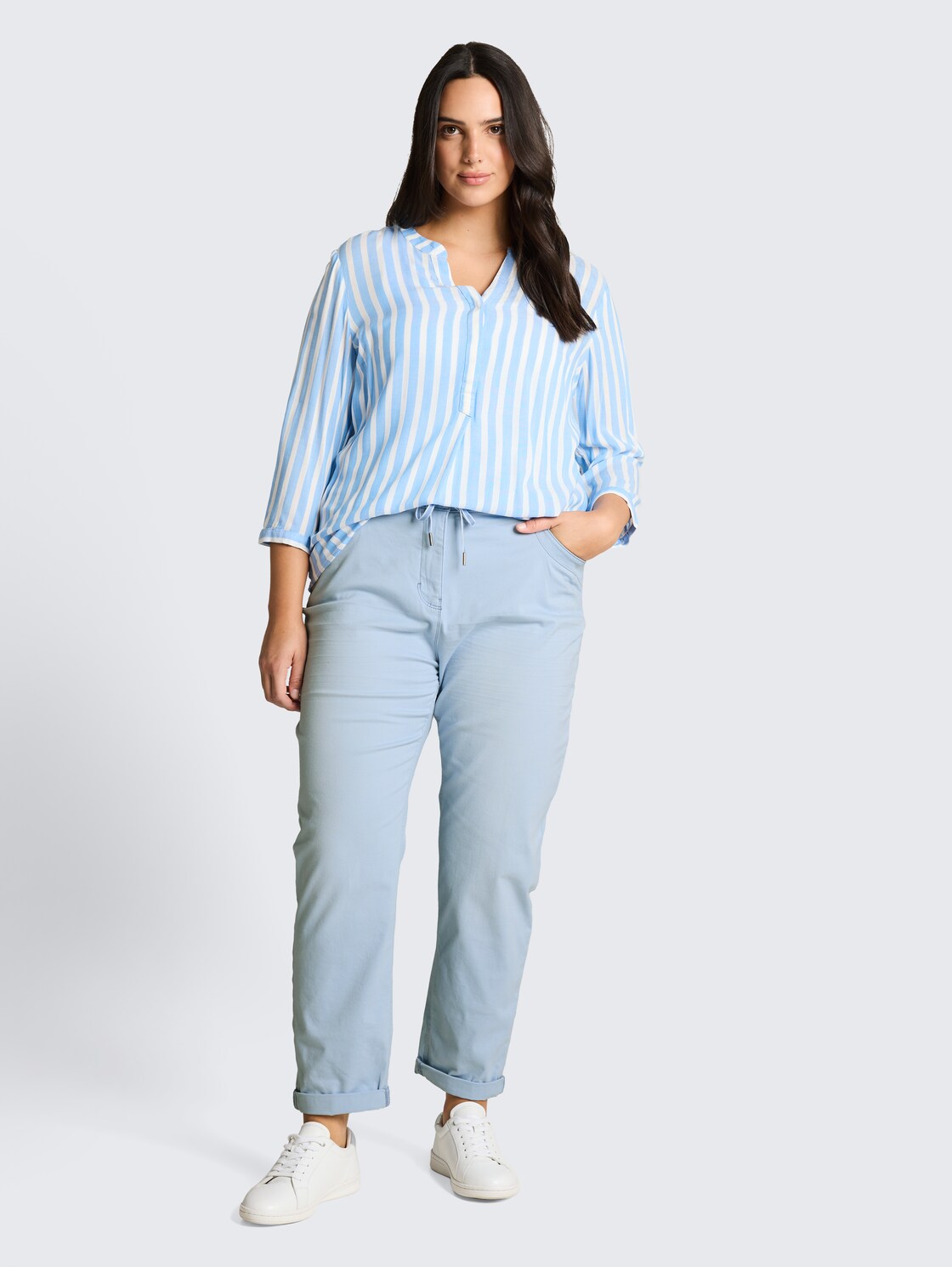 Plus Size - Cropped Slim Hose - Kentucky Blue - Model-Vorderansicht