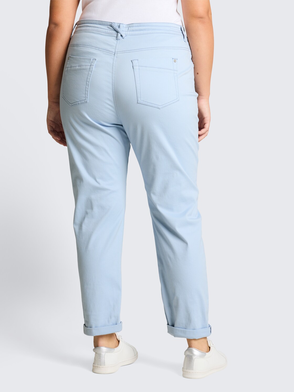 Plus Size - Cropped Slim Hose - Kentucky Blue - Auschnitt Model-Rückansicht