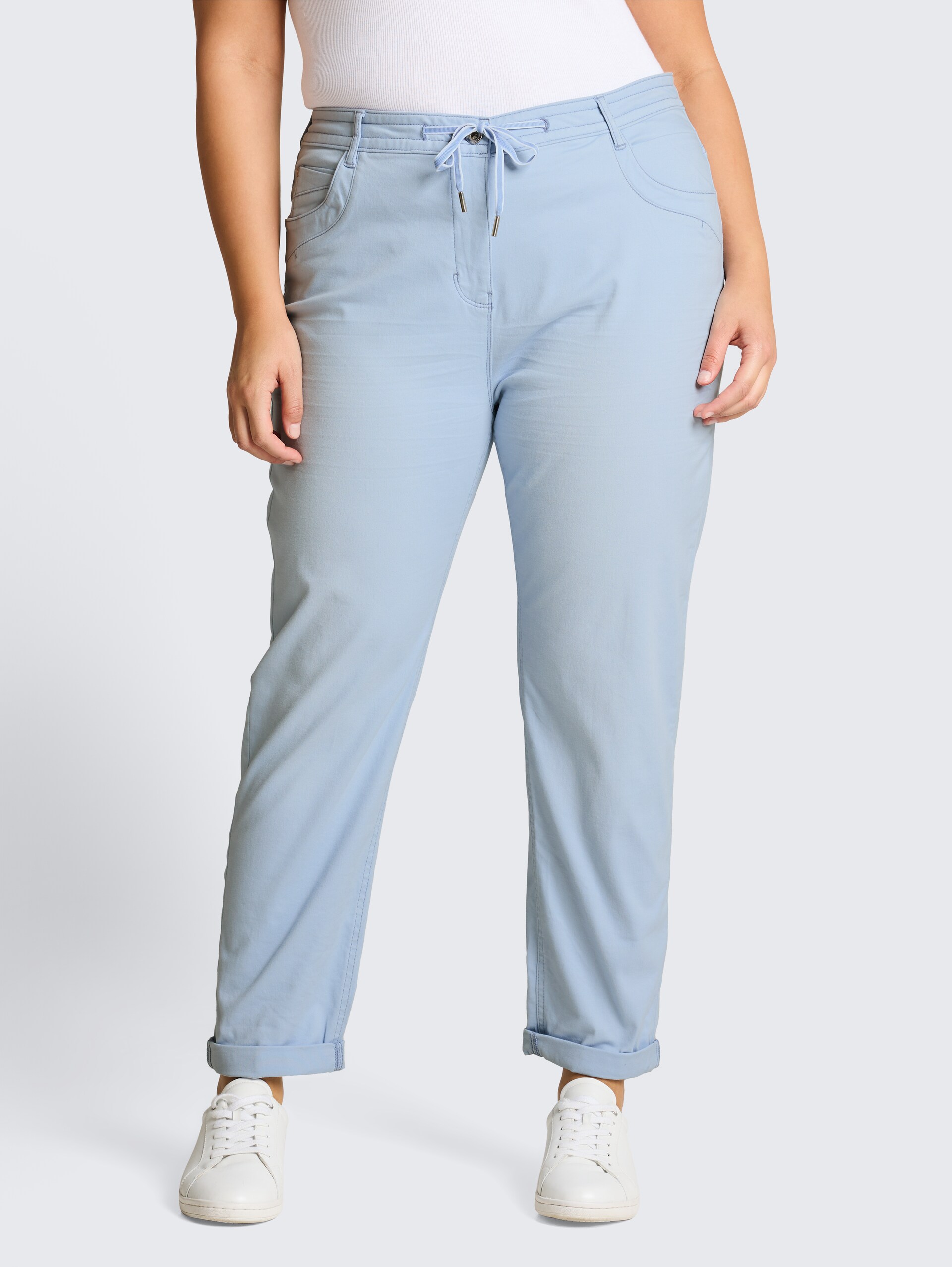 Plus Size - Cropped Slim Hose - Kentucky Blue - Ausschnitt Model-Vorderansicht