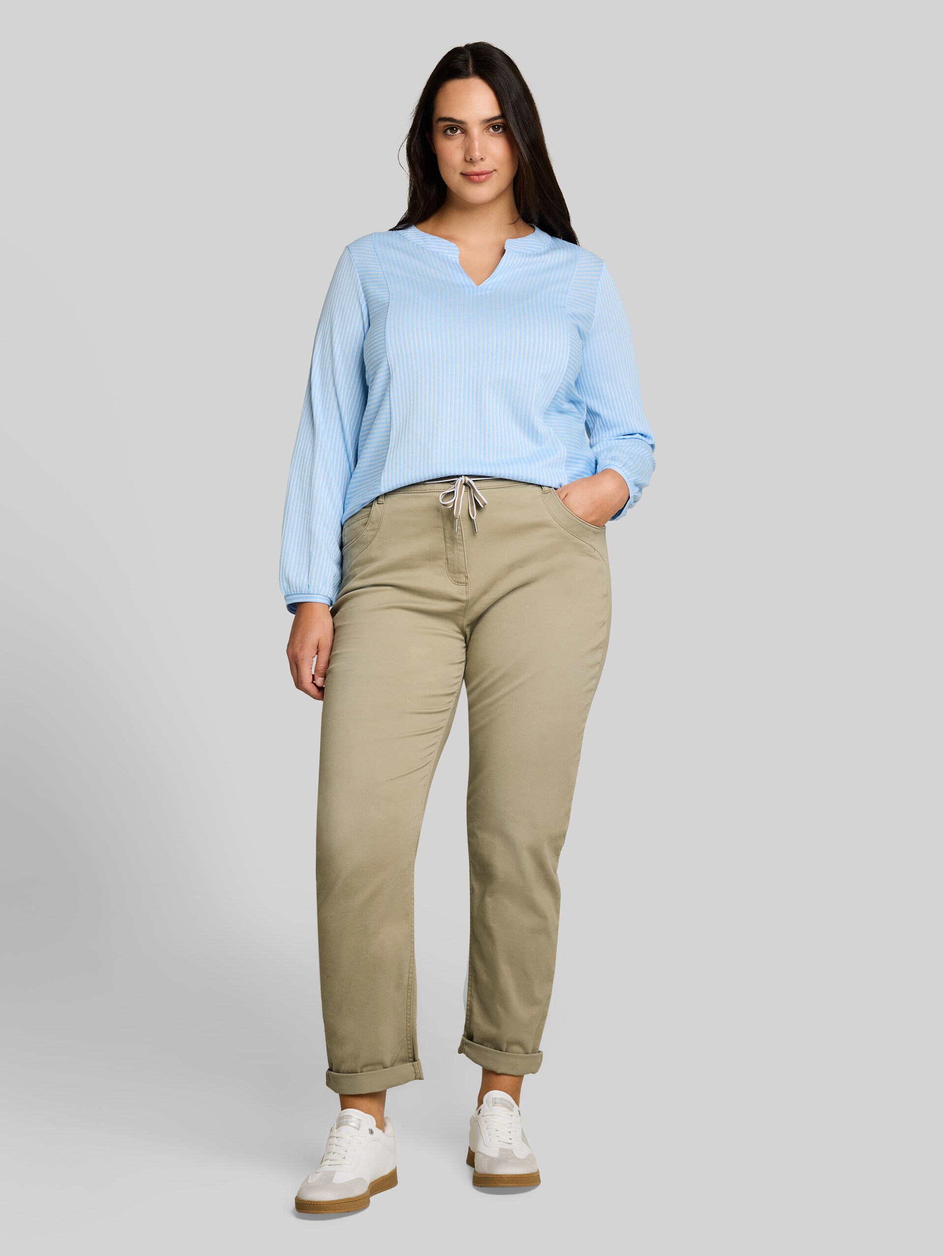 Plus Size - Cropped slim fit broek - Silver Olive - Model vooraanzicht