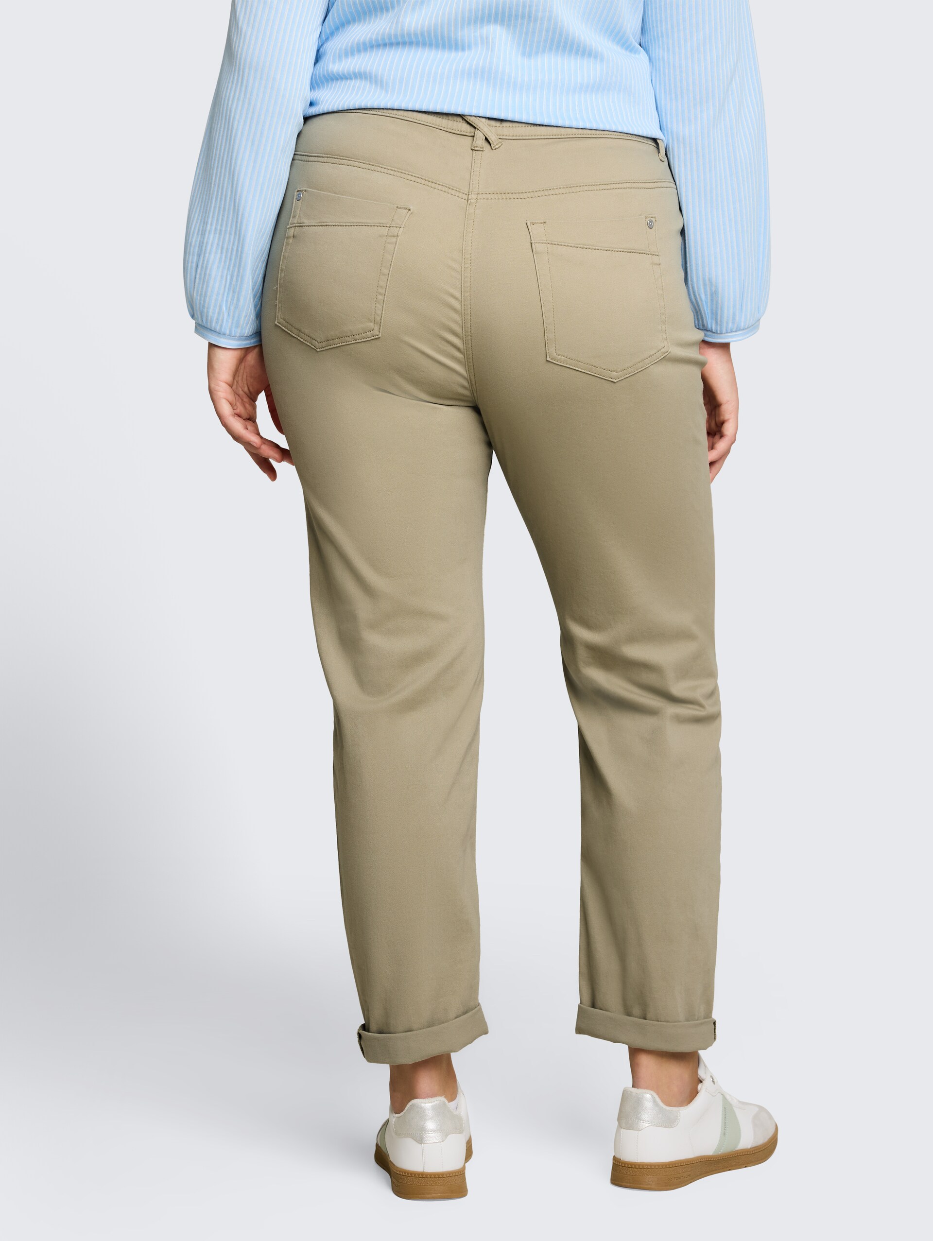 Plus Size - Cropped slim fit broek - Silver Olive - Neklijn model-achteraanzicht