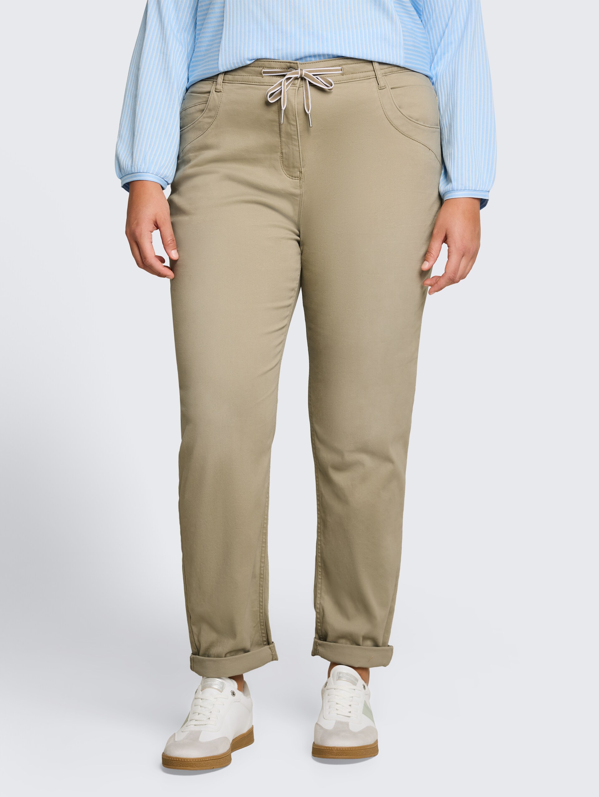Plus Size - Cropped slim fit broek - Silver Olive - Nek model vooraanzicht