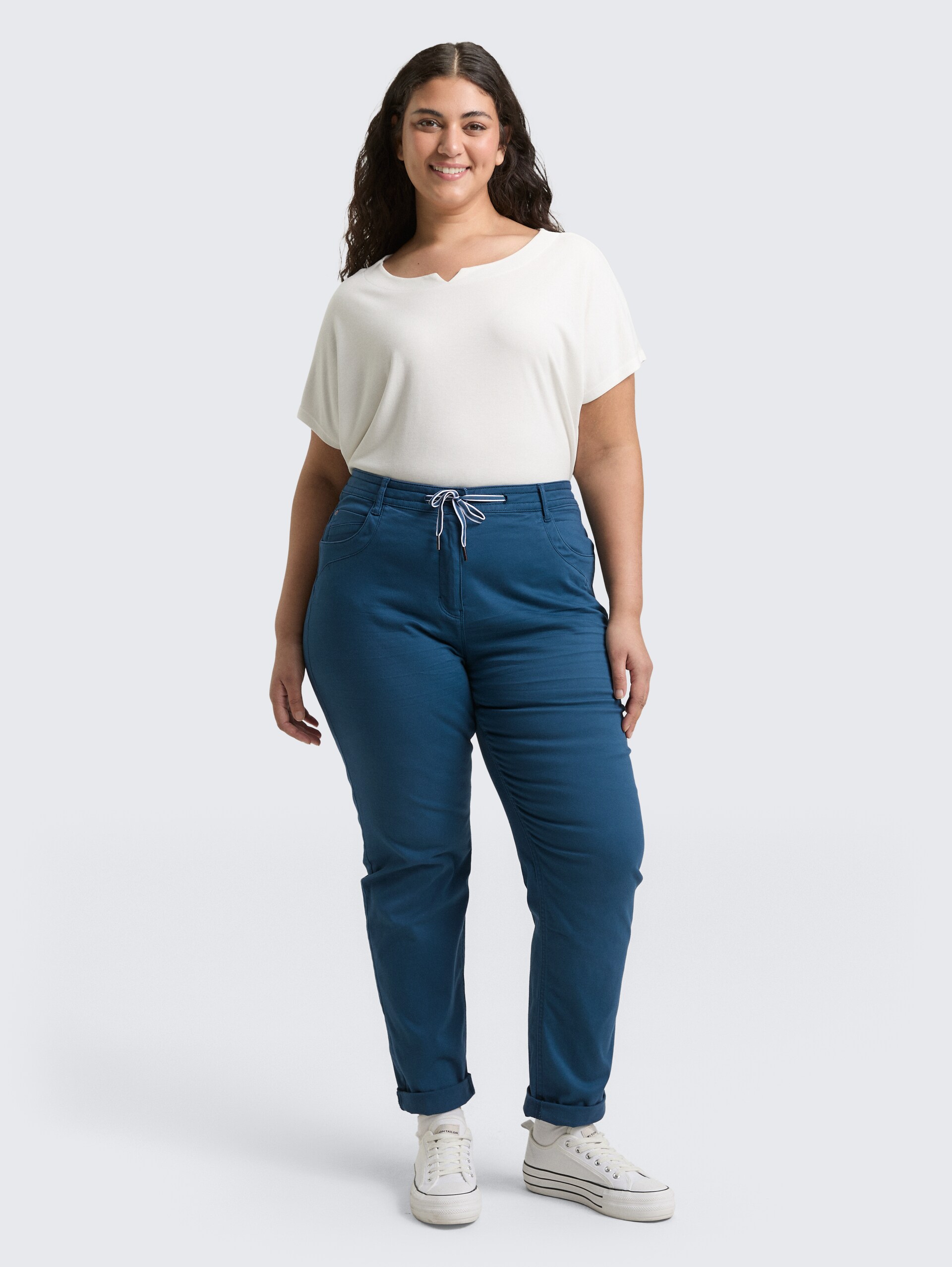 Plus Size - Cropped Slim Hose - Dark Petrol - Model-Vorderansicht