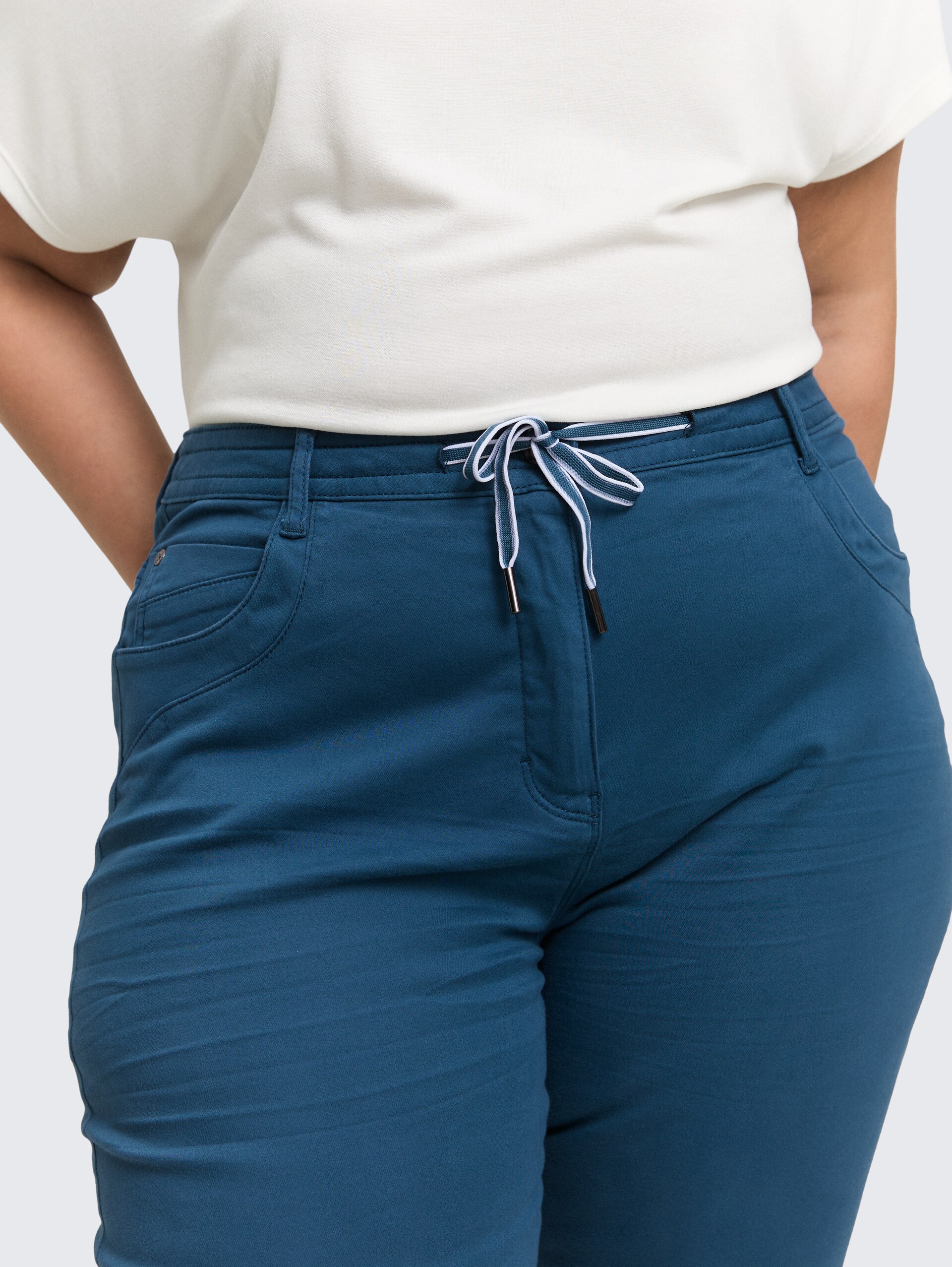 Plus Size - Cropped Slim Hose - Dark Petrol - Detail-Model-Ansicht