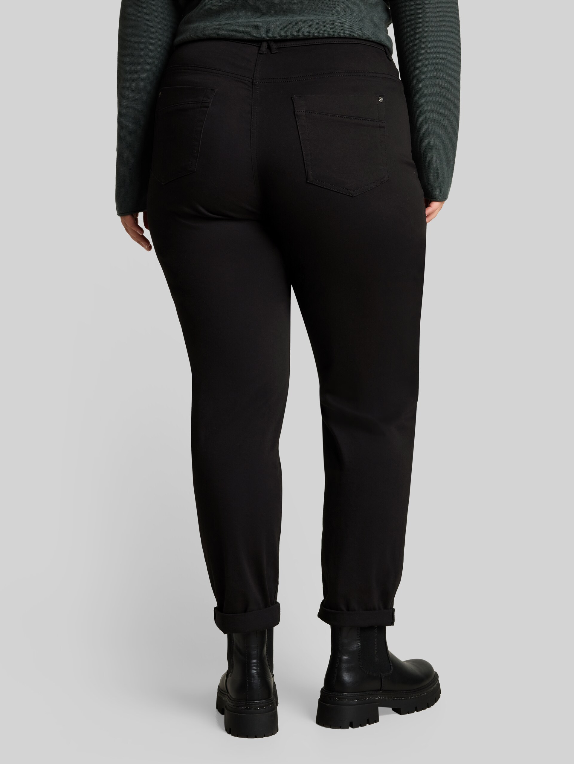 Plus Size - Cropped Slim Hose - deep black - Auschnitt Model-Rückansicht