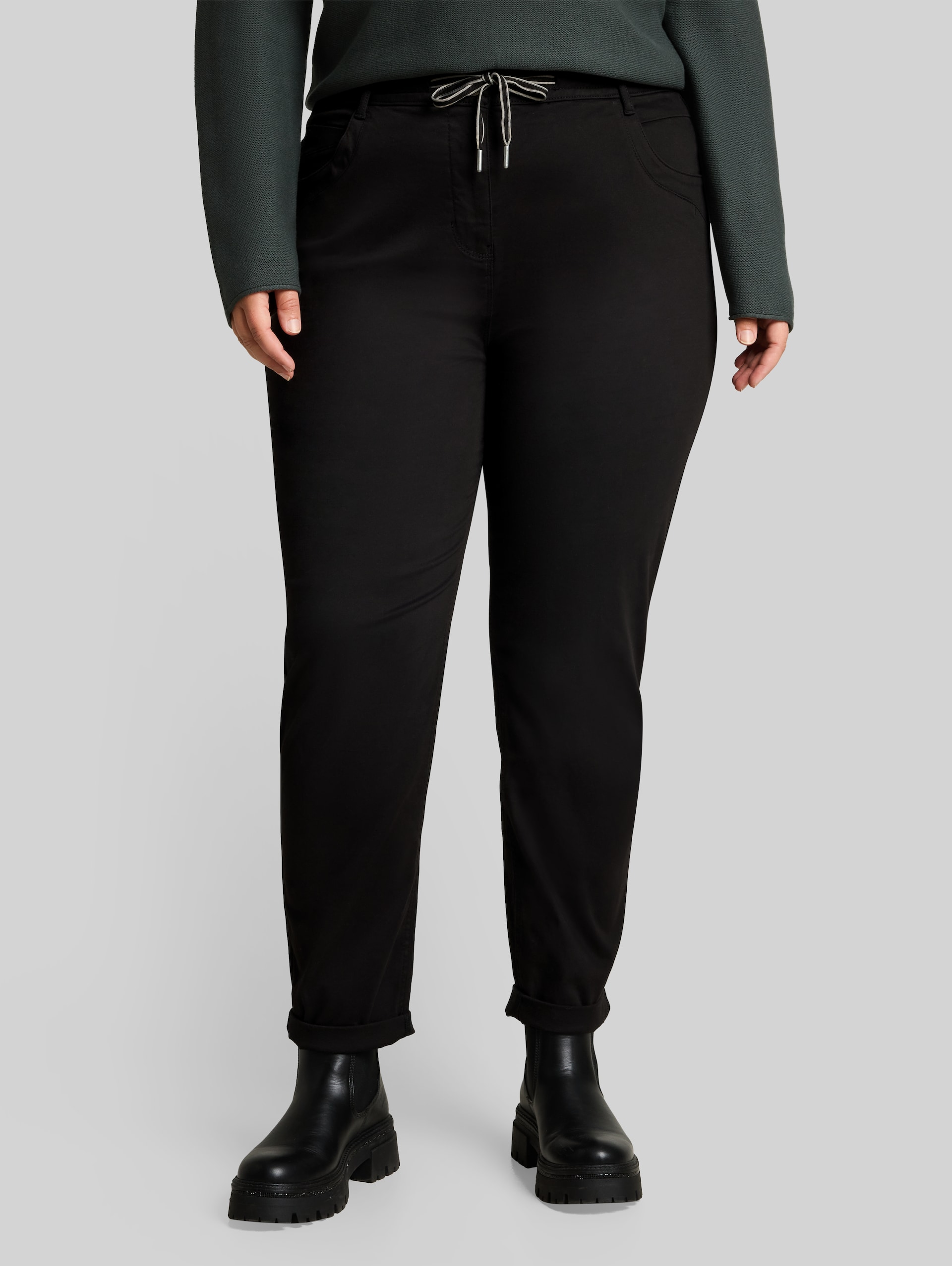 Plus Size - Cropped Slim Hose - deep black - Ausschnitt Model-Vorderansicht
