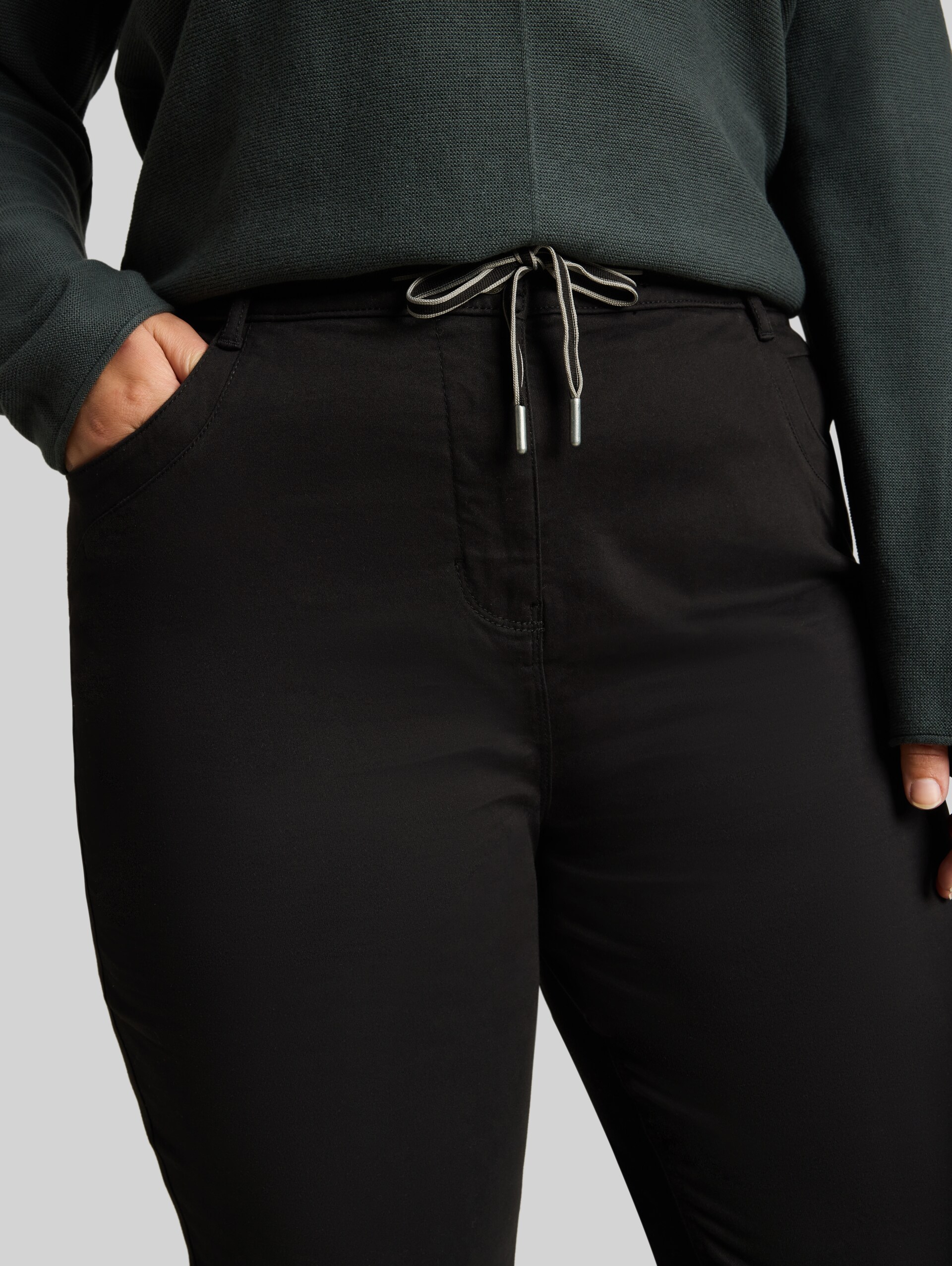 Plus Size - Cropped Slim Hose - deep black - Detail-Model-Ansicht