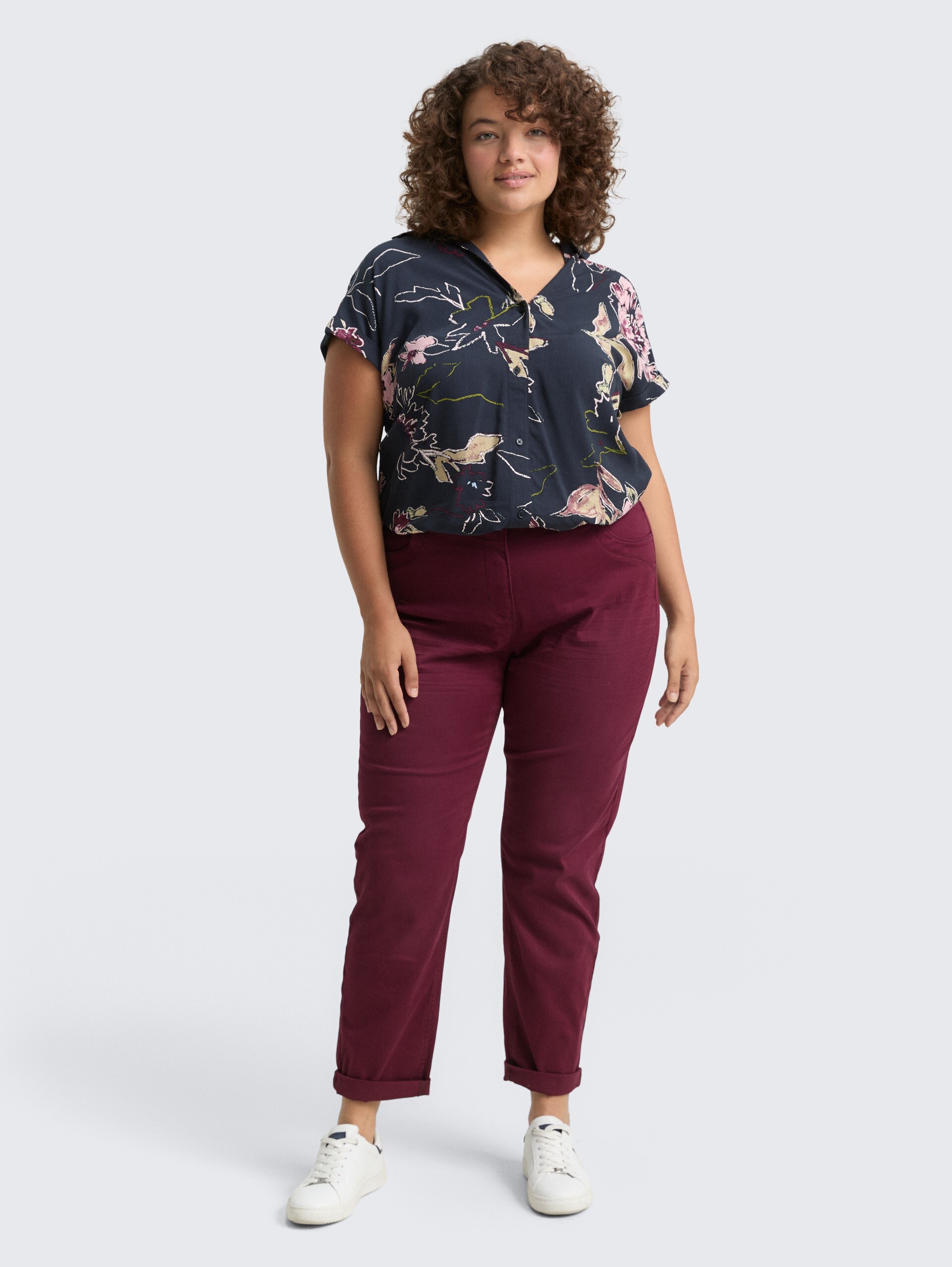 Plus Size - Cropped Slim Hose - bordeaux red - Model-Vorderansicht
