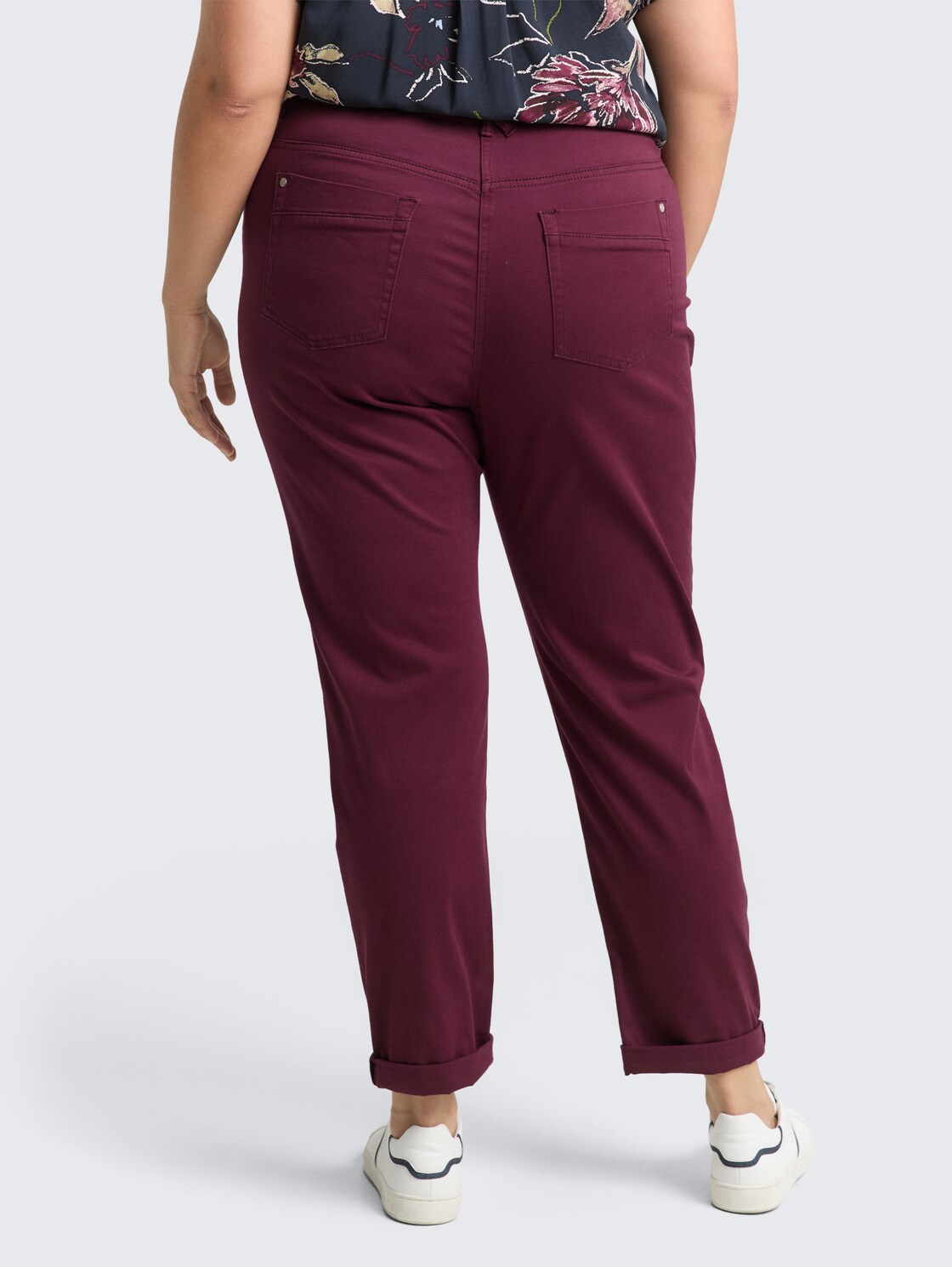 Plus Size - Cropped Slim Hose - bordeaux red - Auschnitt Model-Rückansicht