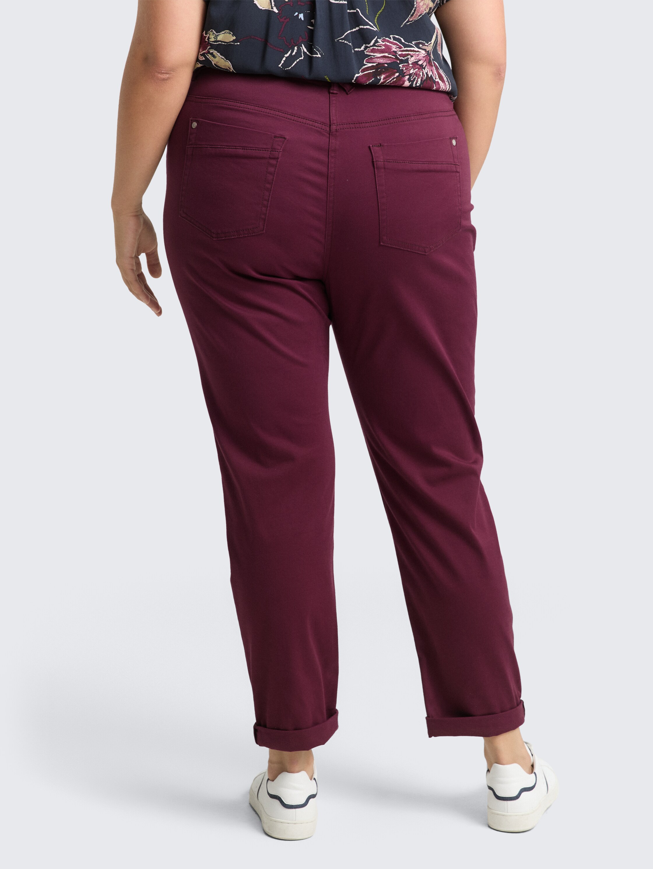 Plus Size - Cropped Slim broek - bordeaux red - Neklijn model-achteraanzicht