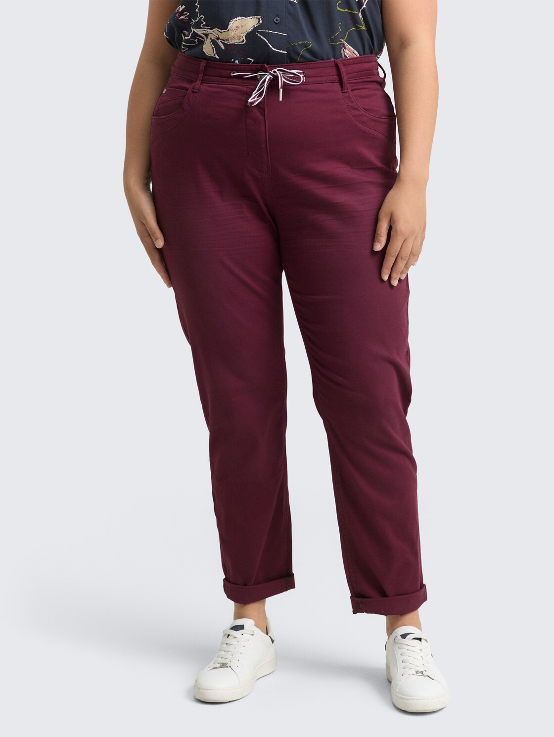 Plus Size - Cropped Slim Hose - bordeaux red - Ausschnitt Model-Vorderansicht