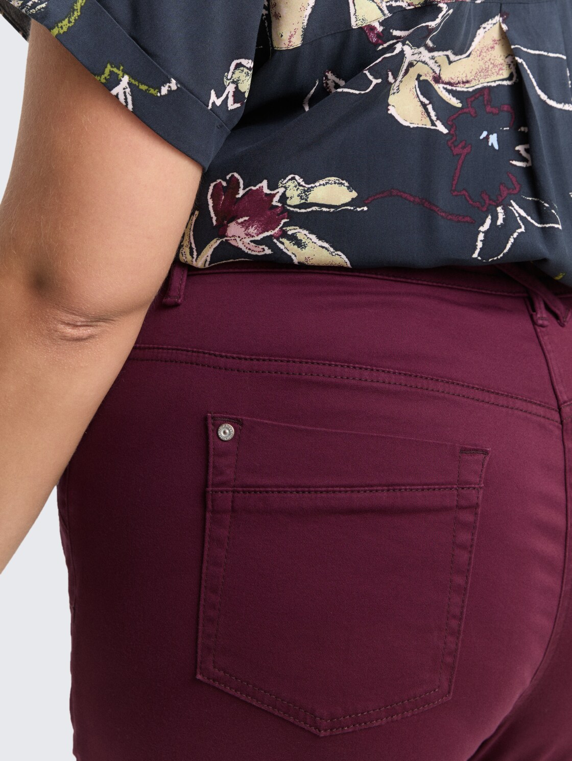 Plus Size - Cropped Slim Hose - bordeaux red - Detail-Model-Ansicht