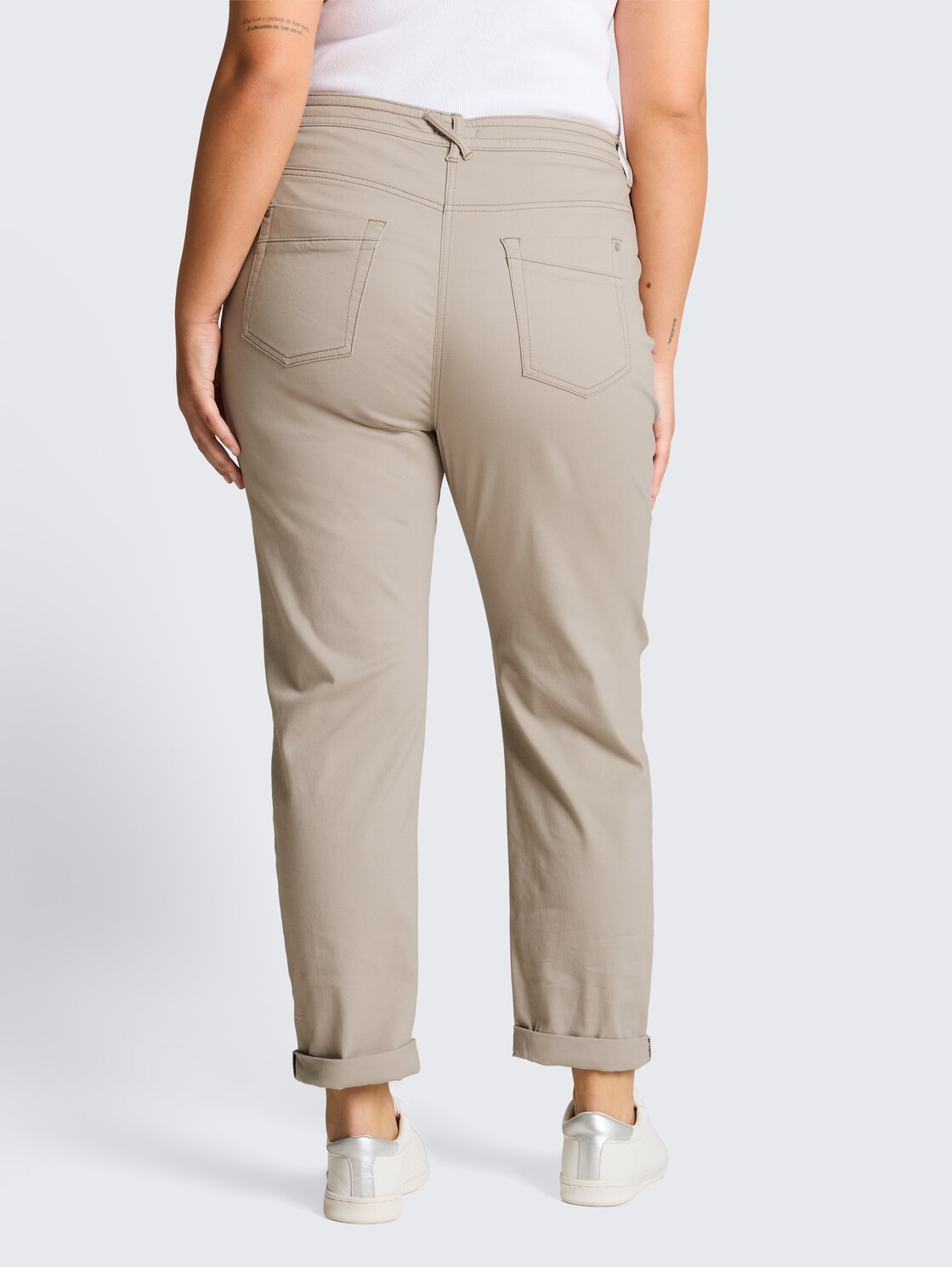 Plus Size - Cropped Slim Hose - soft taupe grey - Auschnitt Model-Rückansicht