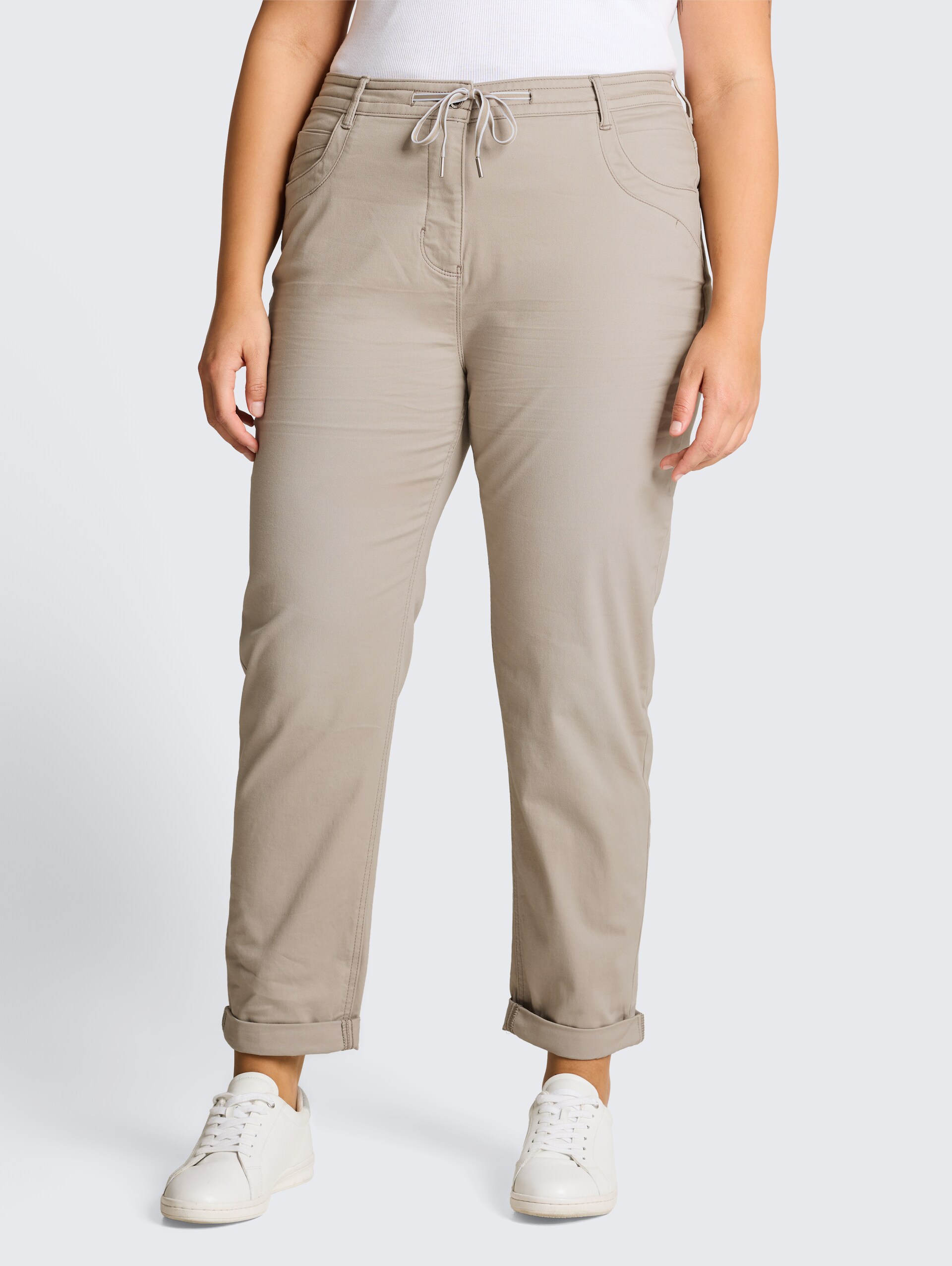 Plus Size - Cropped Slim Hose - soft taupe grey - Ausschnitt Model-Vorderansicht